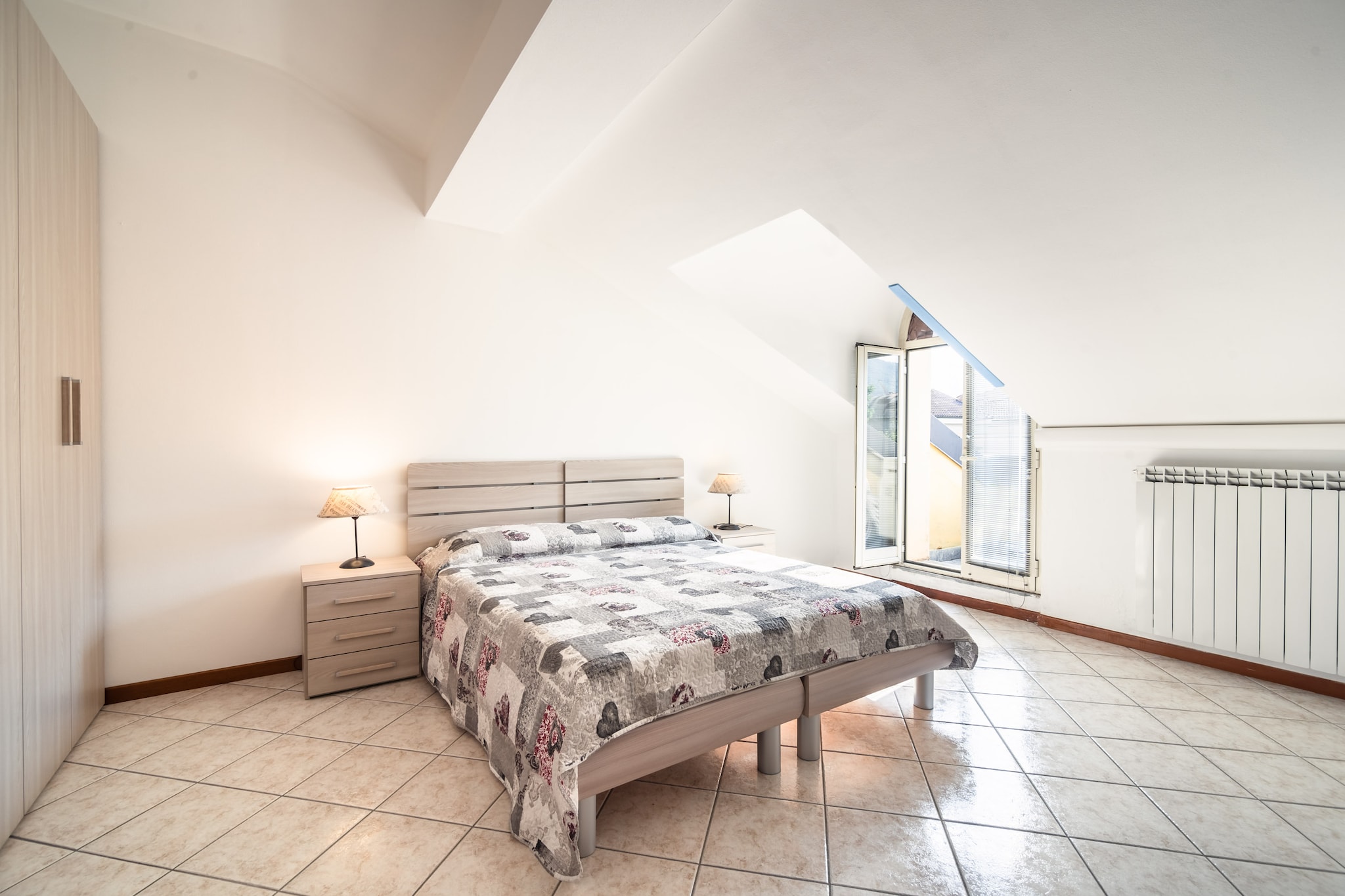 Ground floor: (Entrance(shared entrance))\n\nOn the 1st floor: (open kitchen(oven, fridge-freezer), Living/diningroom(single sofa bed, TV(flatscreen)), bedroom(single bed, single trundle bed), bathroom(shower, washbasin, toilet))\n\nAttic: (bedroom(double bed), bathroom(bath tub, washbasin, toilet))\n\ngarage, dishwasher, bath tub, shower, washing machine, heating(central, gas), air conditioning, bicycle storage