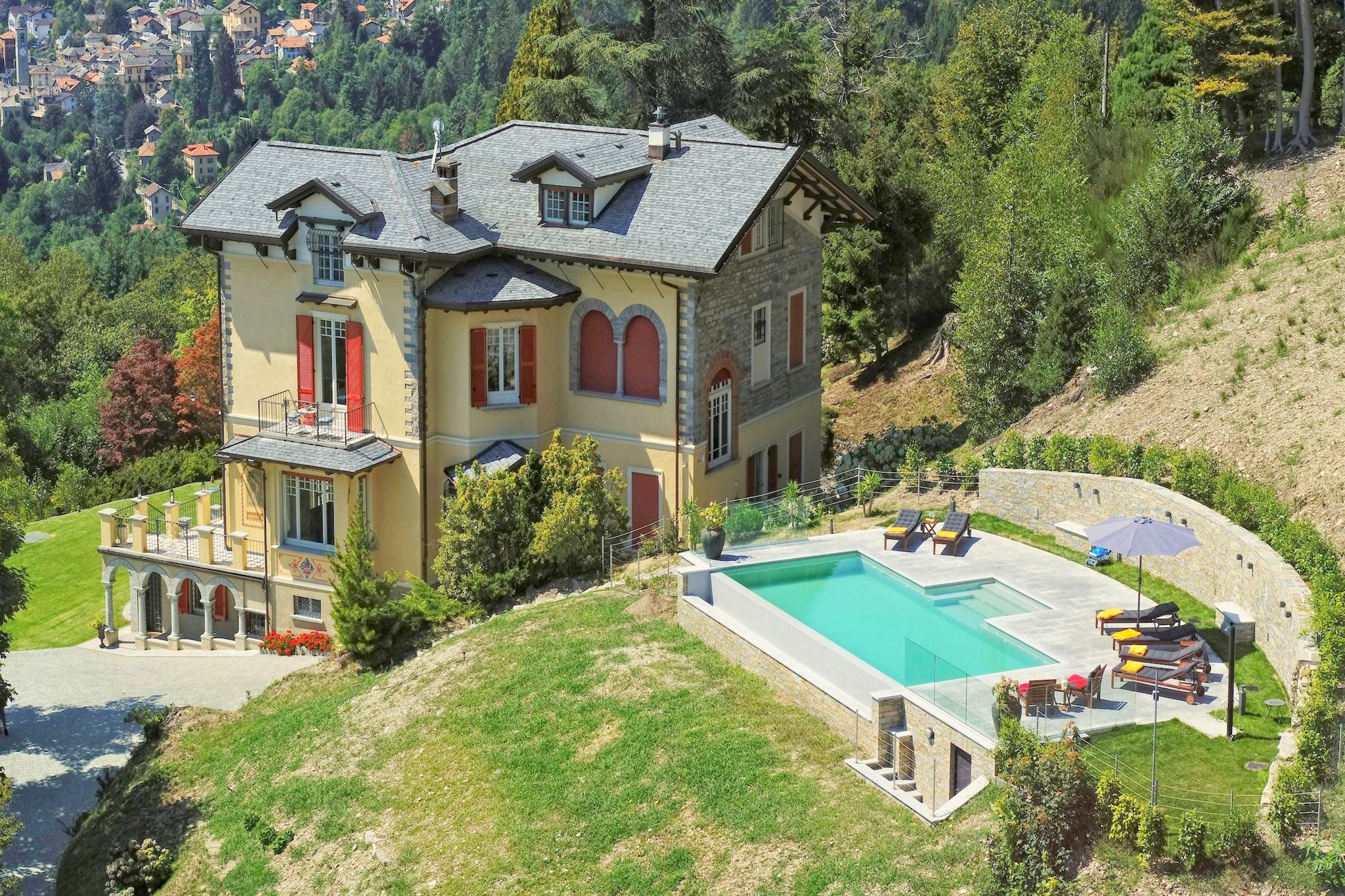 Villa with pool for 12 people