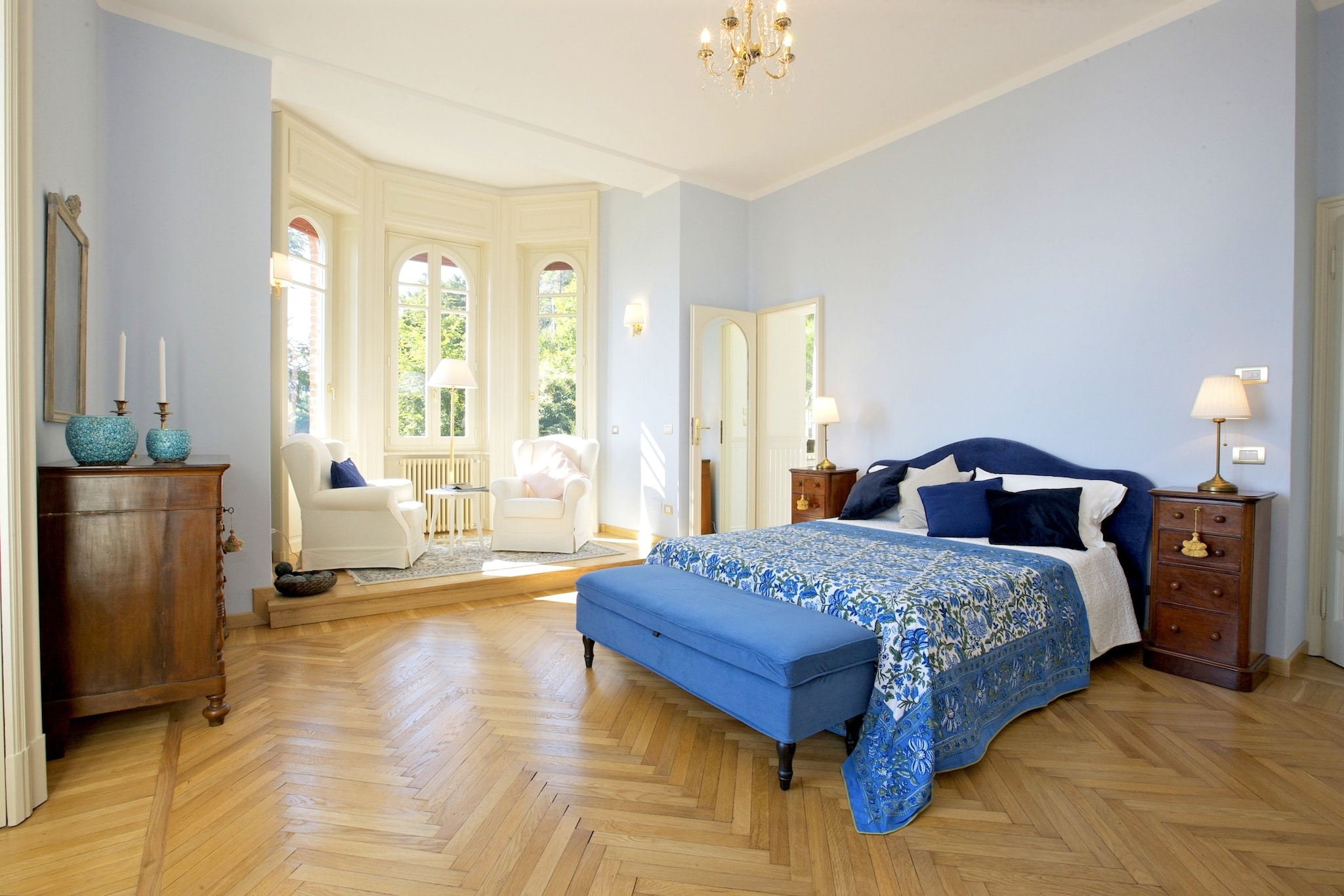 Villa with pool for 12 people