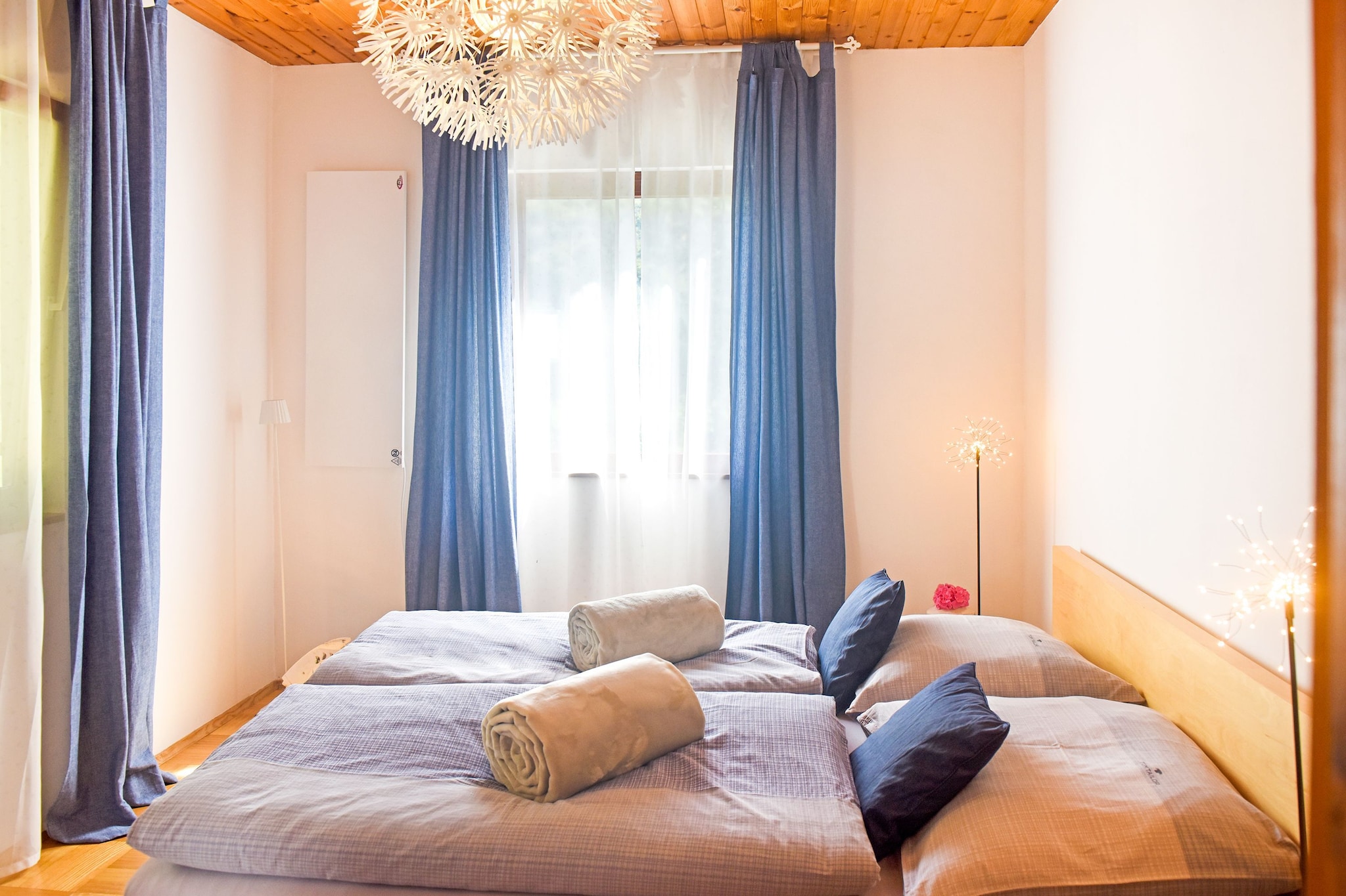 Ground floor: (Living room(double sofa bed, TV(cable), stove(wood, tiled)), Kitchen(cooker(electric), coffee machine(cups), oven, fridge-freezer), bedroom(double bed), bathroom(bathtub with shower, washbasin, hairdryer), toilet)\n\nheating(wood), terrace, garden, garden furniture, children\'s bed