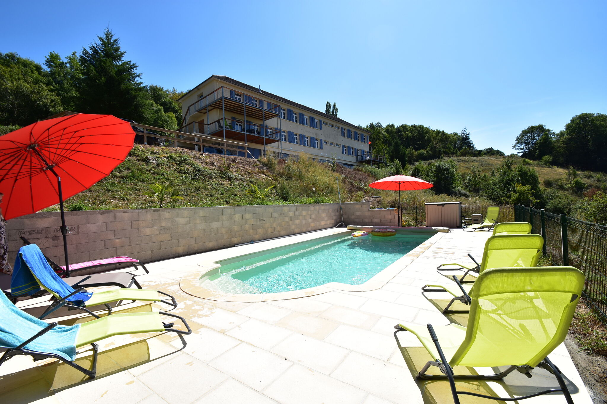 Luxuriöses Ferienhaus in Cuzy mit Swimmingpool