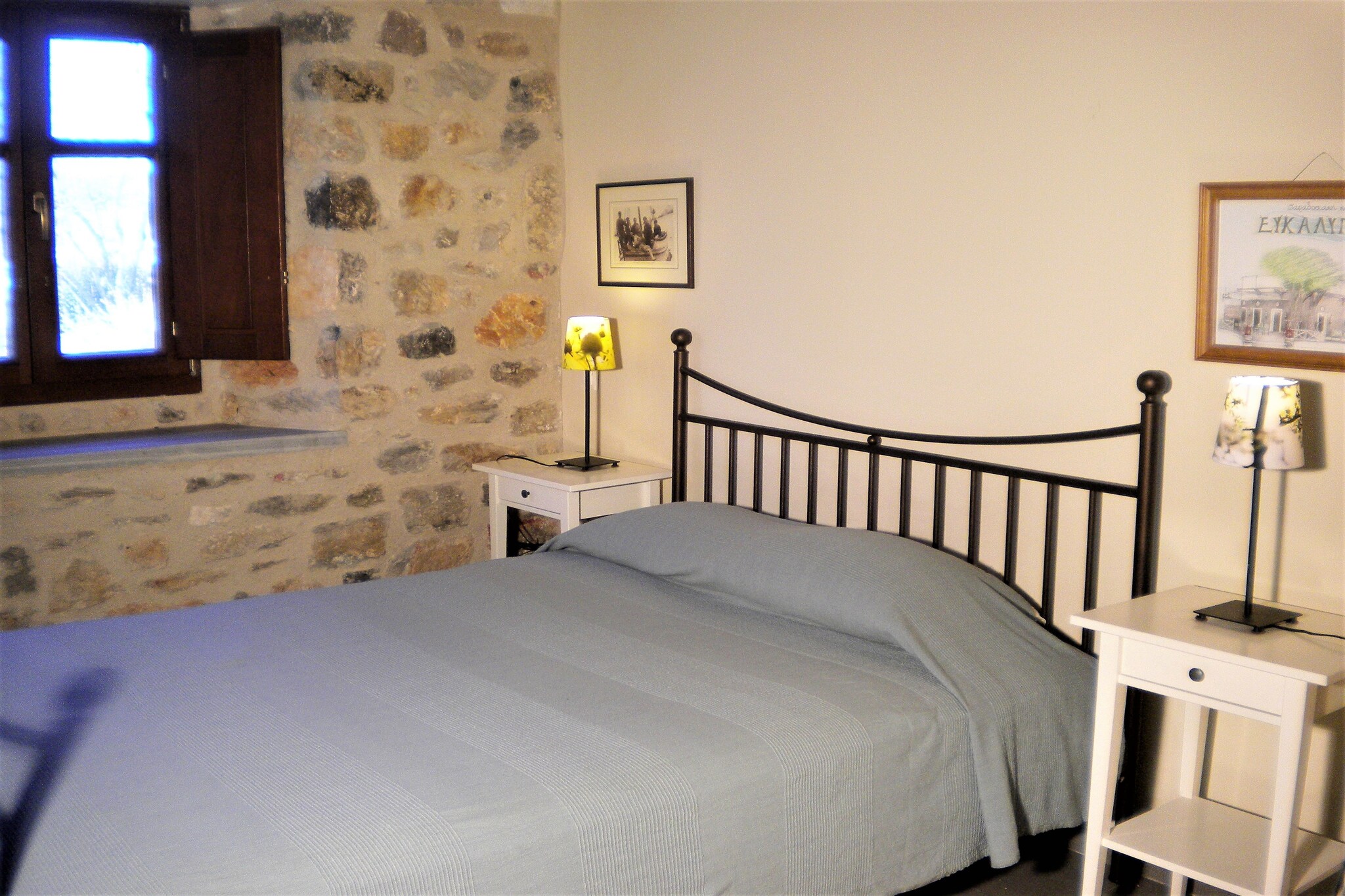 Ground floor: (Living room(2x single sofa bed, TV(flatscreen), stove(wood)), Kitchen(cooker, coffee machine, fridge-freezer), bedroom(double bed), bathroom(bathtub with shower, washbasin, toilet, hairdryer))\n\nterrace, garden(shared with other guests, 10000 m2), garden furniture, BBQ, parking