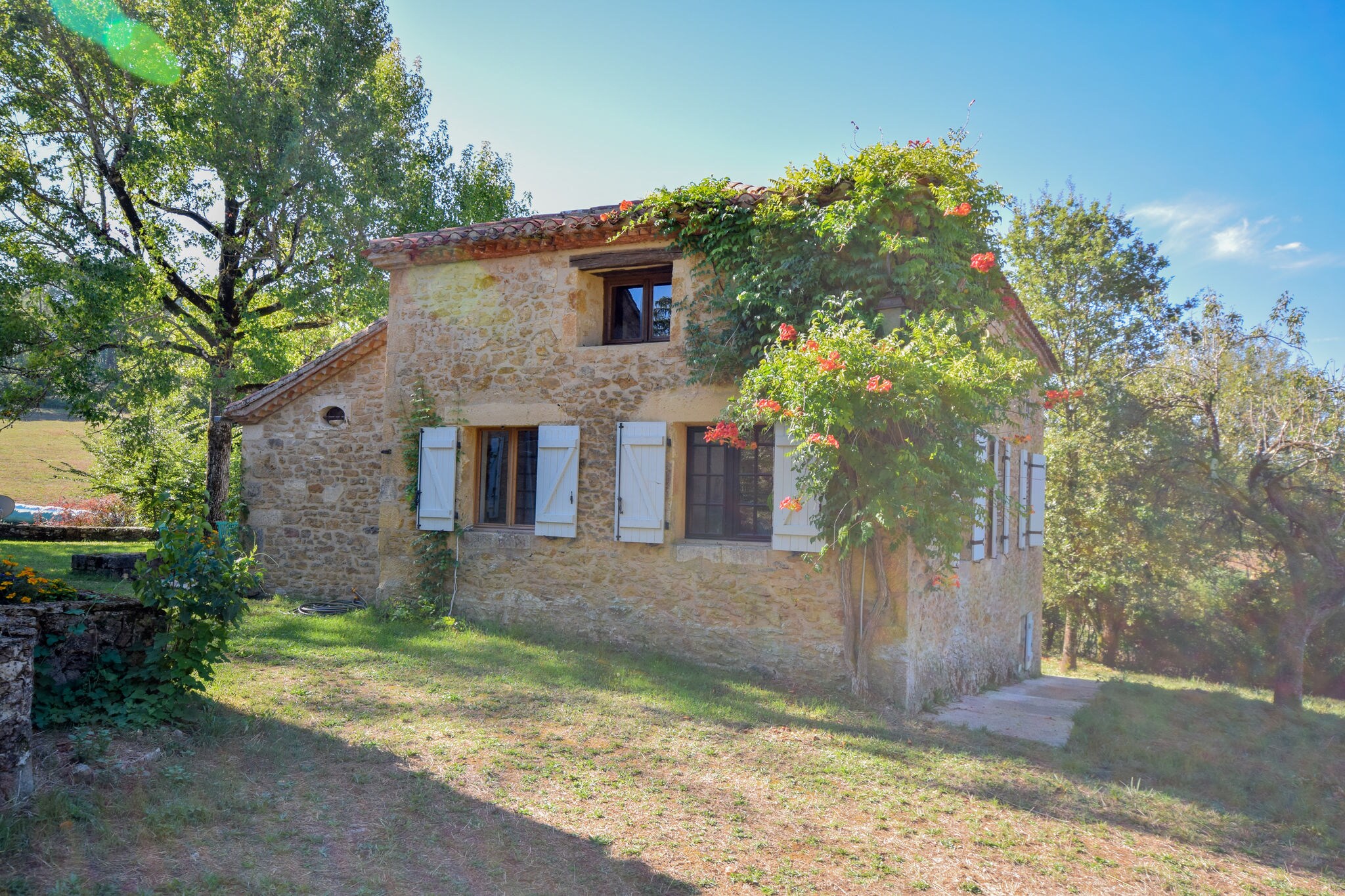 Dordogne Quaint Quiet Country Farmhouse, away from it al, with everything, close enough!