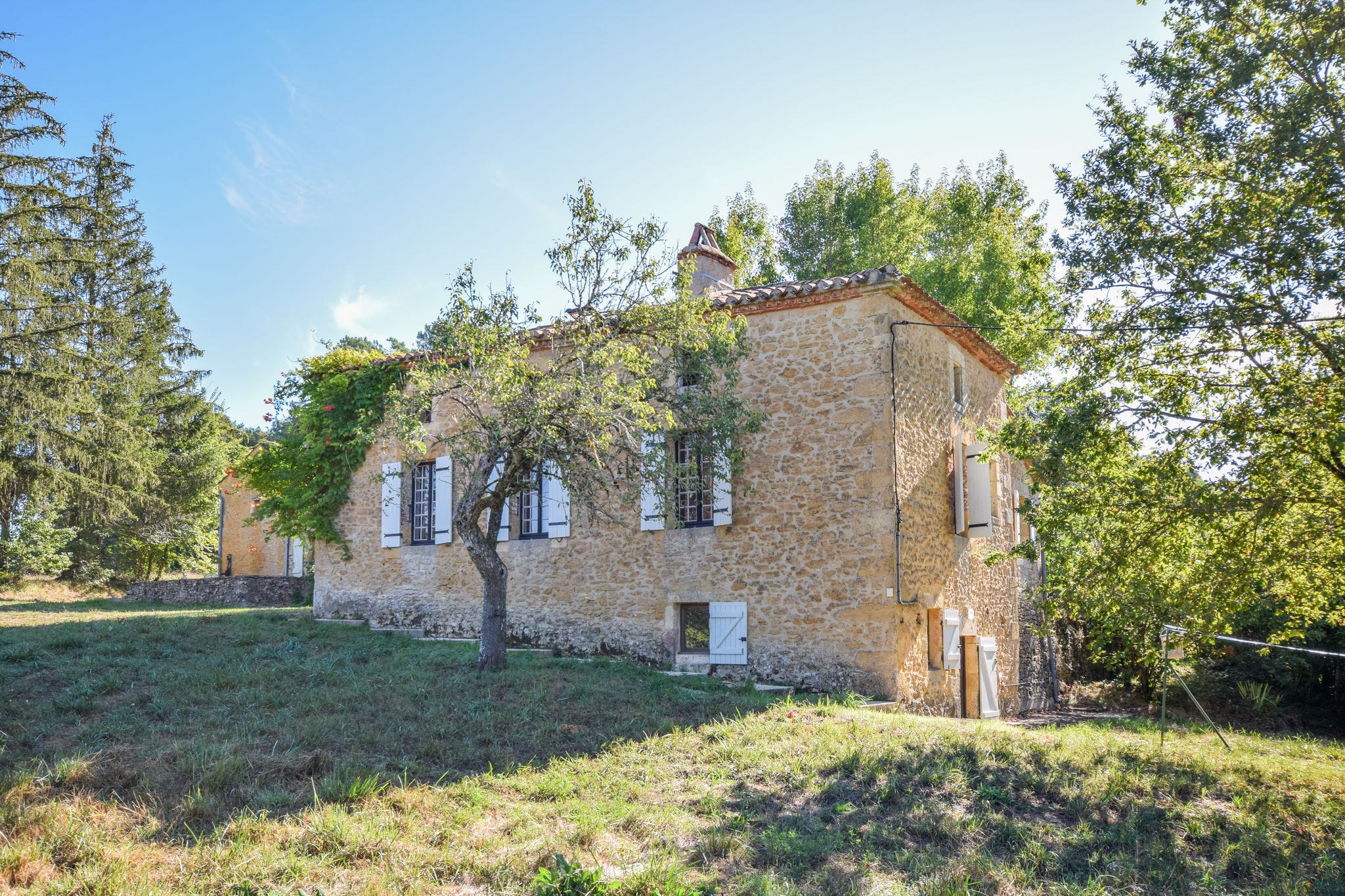 Dordogne Quaint Quiet Country Farmhouse, away from it al, with everything, close enough!