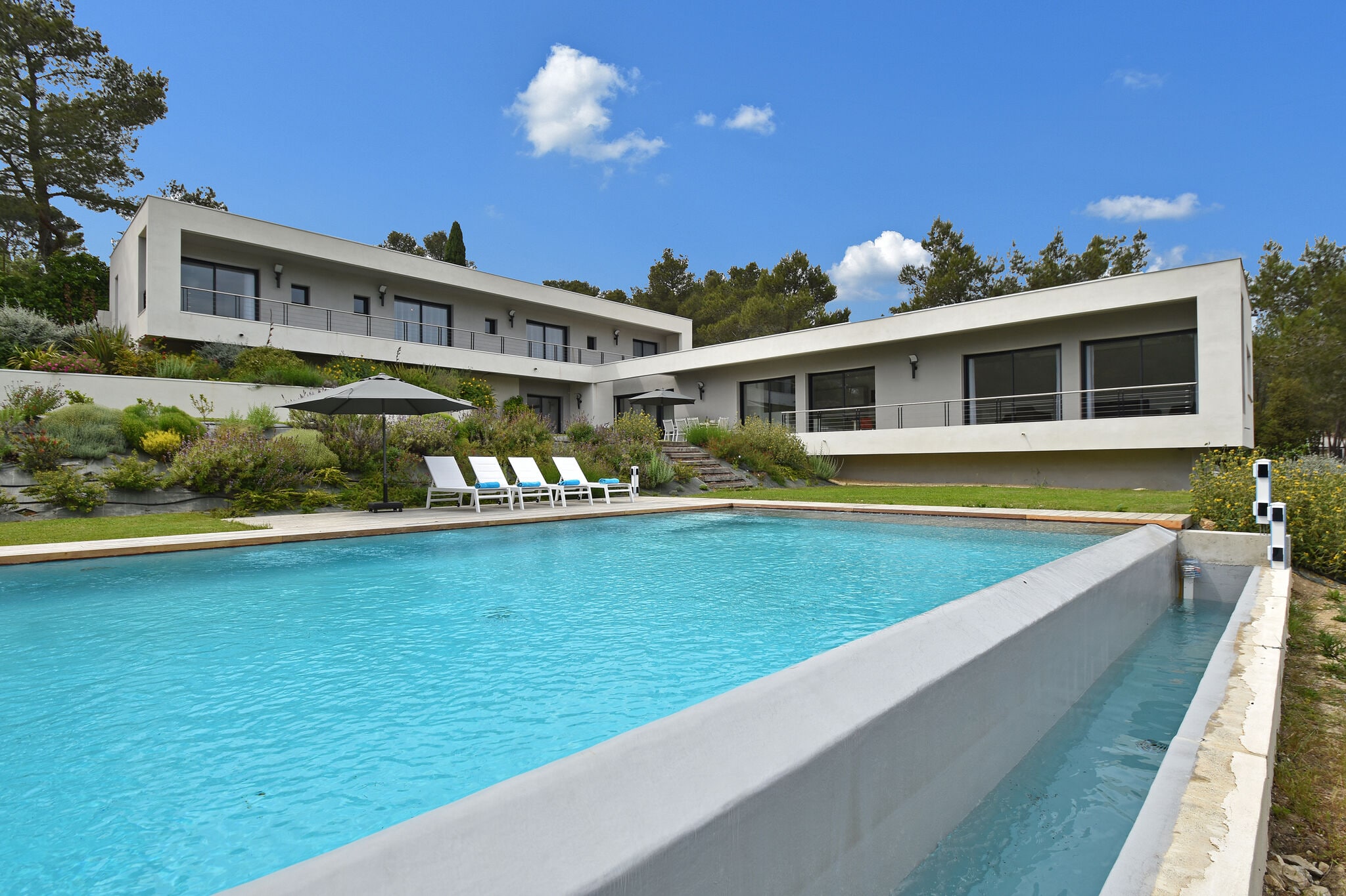 Villa moderne et luxueuse avec 4 suites et une grande piscine chauffée