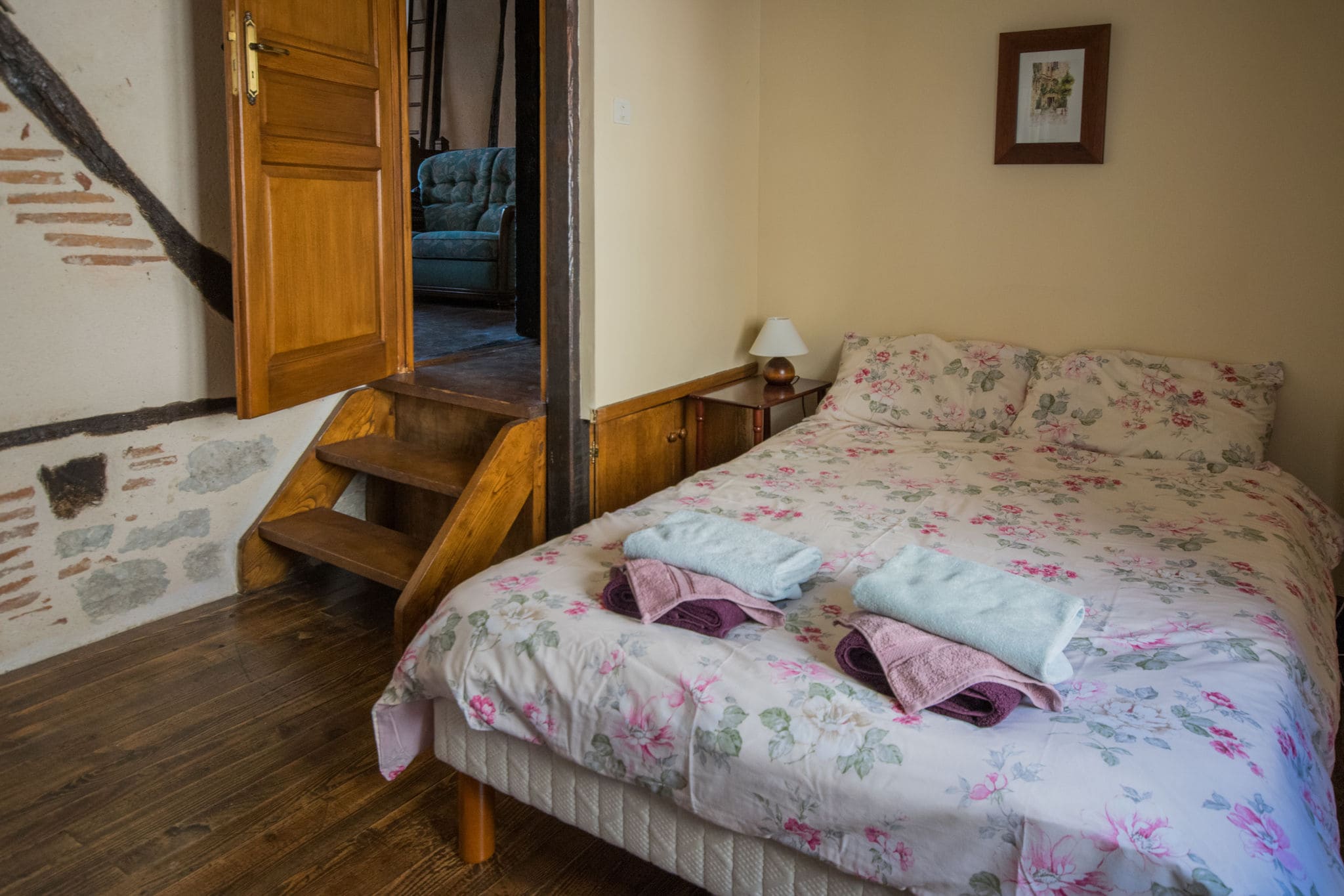 Authentic city house in the old centre of Puy L'Eveque, directly by the Lot.