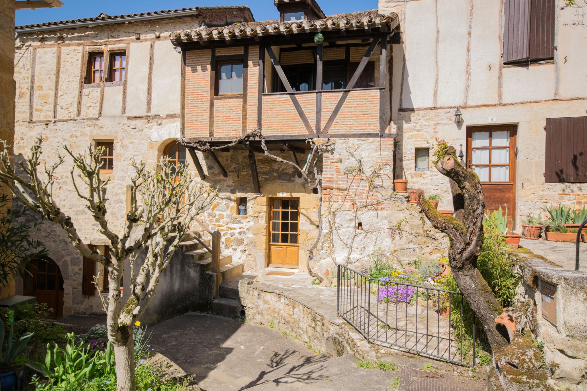 Gemütliches Ferienhaus in Puy-l'Évêque mit Terrasse
