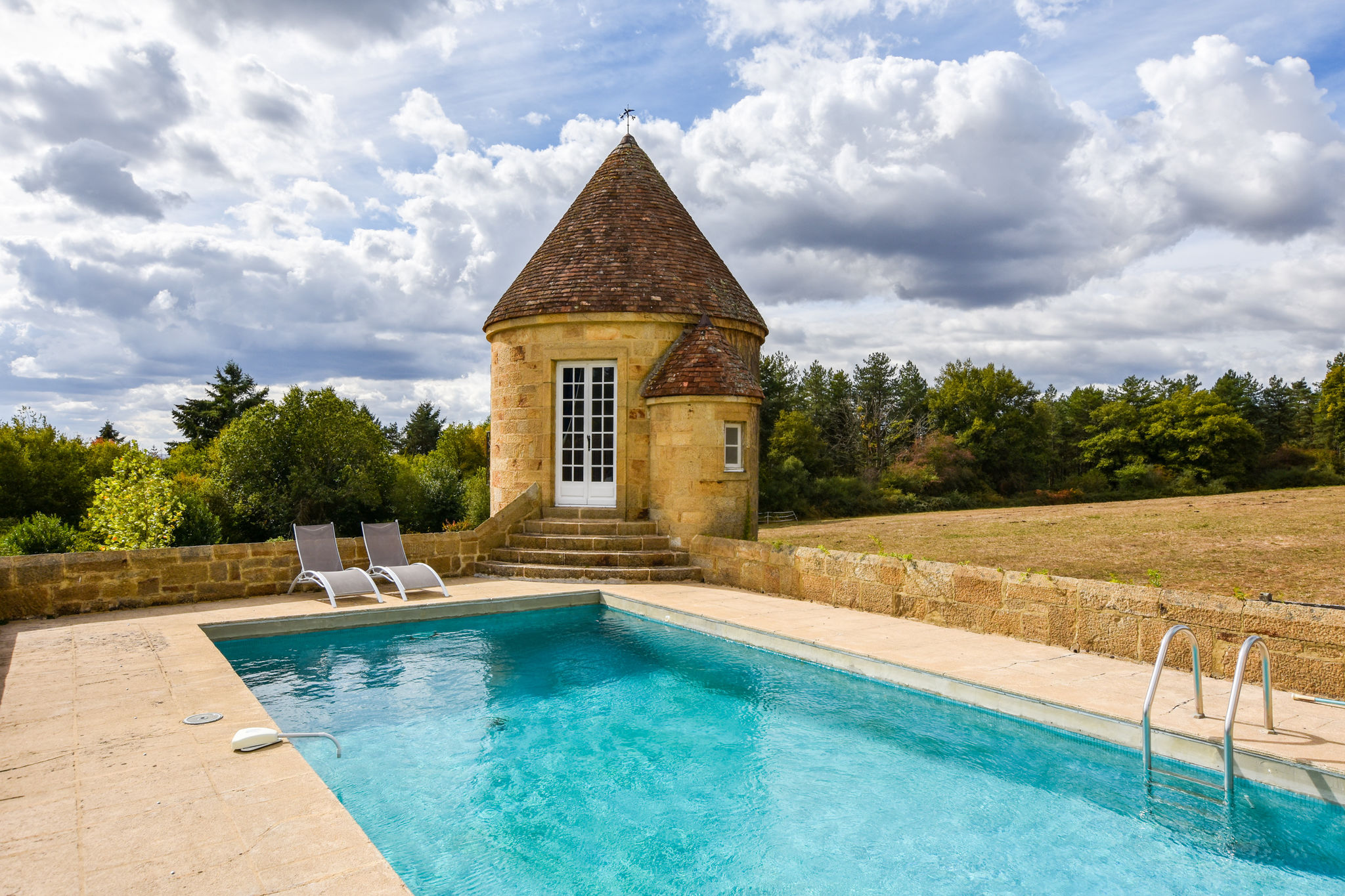 ﻿Prachtig landhuis in de Auvergne met privézwembad