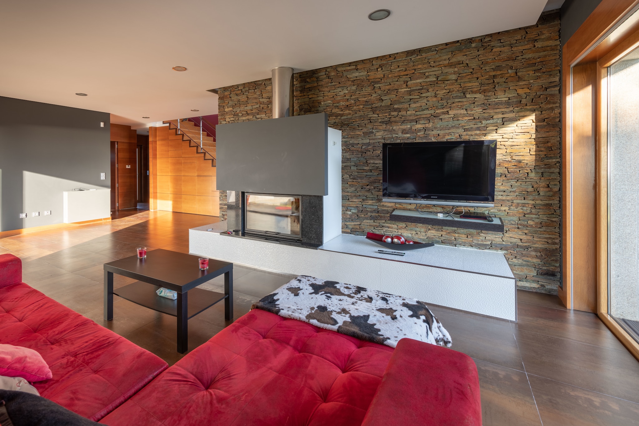 Ground floor: (Living room(60 m2)(TV(cable), fireplace, seating area), dining room(dining table), Large kitchen(bar(eating bar), hob(2 ring stoves, 4 ring stoves, gas, induction), electric kettle, coffee machine(cups), oven, microwave, dishwasher, fridge(american)), bathroom(shower, washbasin, toilet))\n\nOn the 1st floor: (bedroom(double bed(140 x 200 cm), balcony), Bedroom with bathroom(double king size bed(195 x 200 cm), shower, washbasin, toilet, bidet, balcony), bathroom(bath tub, washbasin, toilet, bidet))\n\nterrace, garden(private, fenced, landscaped garden, 1500 m2), garden furniture, BBQ, parking