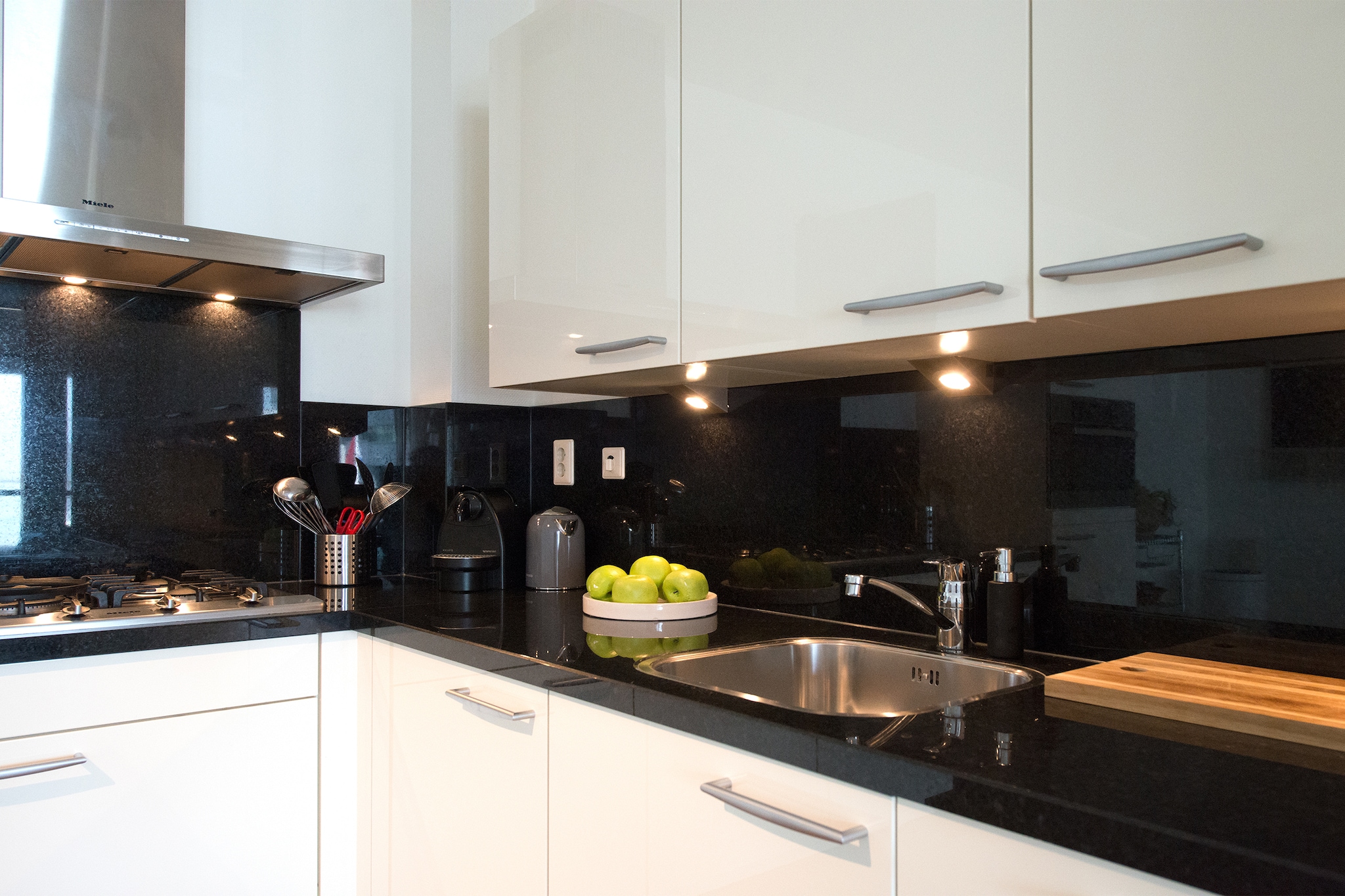 hallway, open kitchen(hob, electric kettle, hood, coffee machine(cups), combination microwave, dishwasher, fridge), Living/diningroom(TV(flatscreen, smart TV, international television channels), dining table, DVD player, CD player, balcony), bedroom(double bed or 2 single beds(boxspring), TV(flatscreen, smart TV, international television channels)), bedroom(double bed or 2 single beds(boxspring), TV(flatscreen, smart TV, international television channels)), bathroom(shower, washbasin, hairdryer), toilet, Internet access, heating, parking, lift, children\'s bed, high chair, ironing board, iron