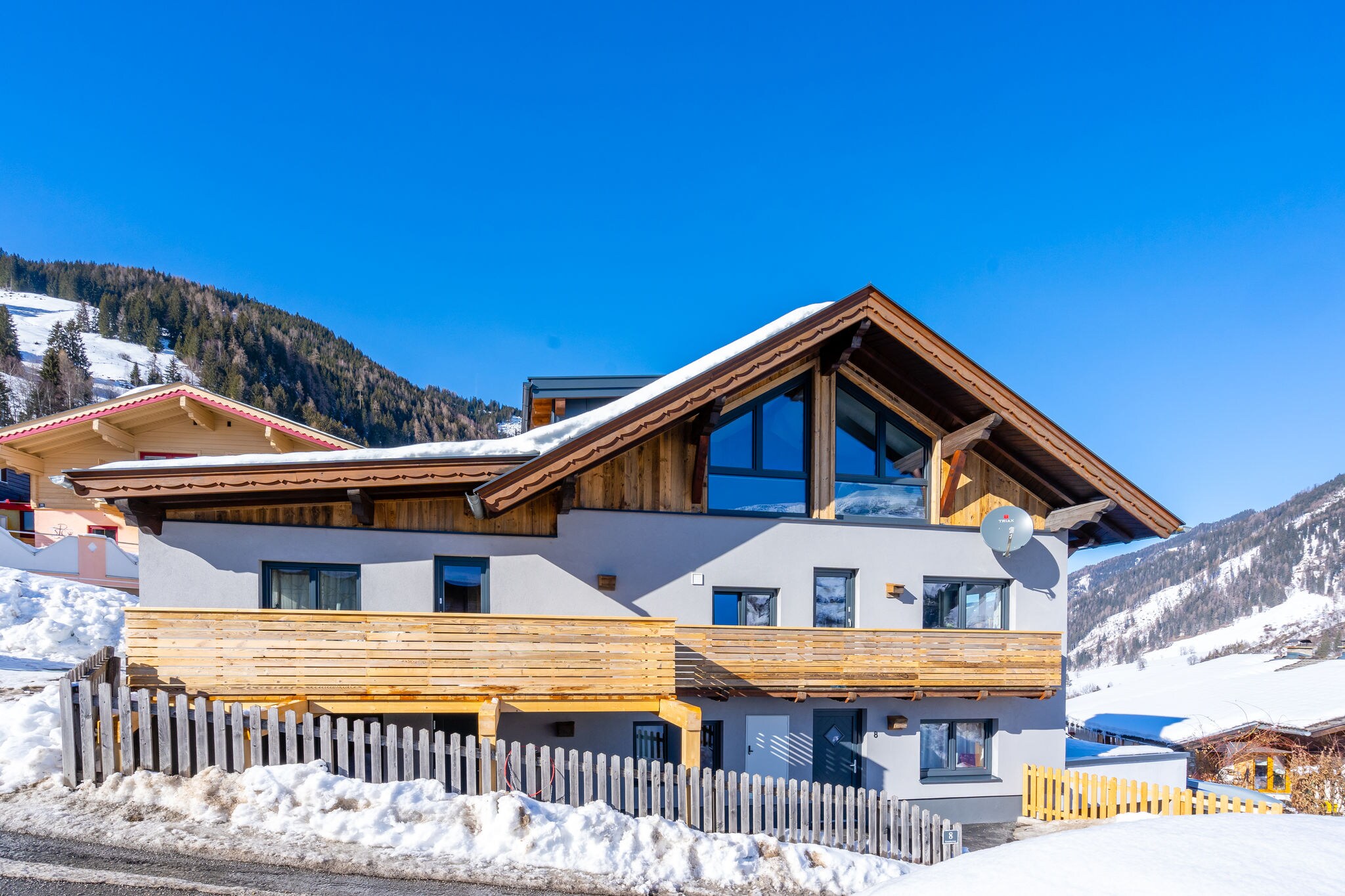 Grande maison indépendante située en bordure des pistes - départ et arrivée avec les skis aux pieds