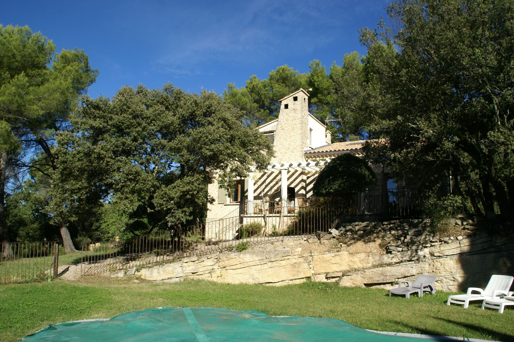 Lieflijk vakantiehuis met een heerlijke, omheinde grote tuin en omheind zwembad.