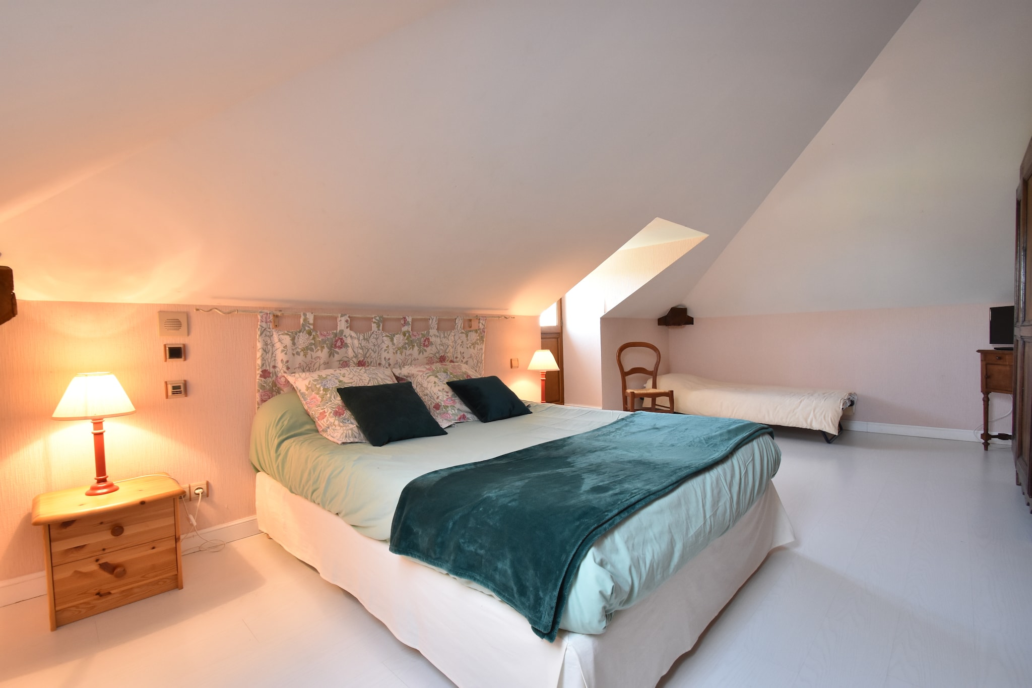 The luxurious 6 bedroom mansion in Verneuil has been comfortably renovated and fully equipped as suitable for large families and groups of friends. The place can accommodate 13 guests. The house has a large garden with a wonderful covered terrace, where you can enjoy long evenings by the barbecue.

The surrounding area boasts gorgeous walking trails. The towns of Cercy-la-Tour is 8 km and Decize is 10 km away. It's just a short trip to the supermarket or the restaurant located 5 km away.

The house has a living room with a TV, a spacious dining room, a well-equipped kitchen with all modern conveniences. After an exciting day relax in the warm water of the whirlpool and rejuvenate. Children will have a wonderful time playing on the swing and slide in the large garden. You can also plan a special dinner with your loved ones on the garden under the clear blue sky. You can also bring here up to 3 pets free of charge.

