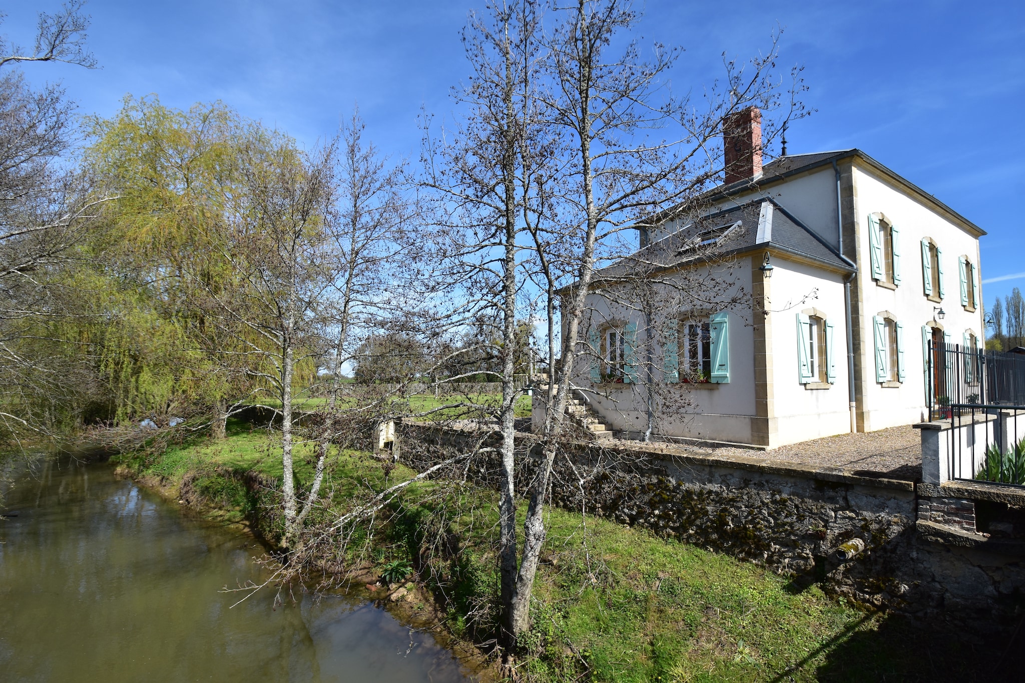 Luxurious Mansion in Verneuil with Whirlpool