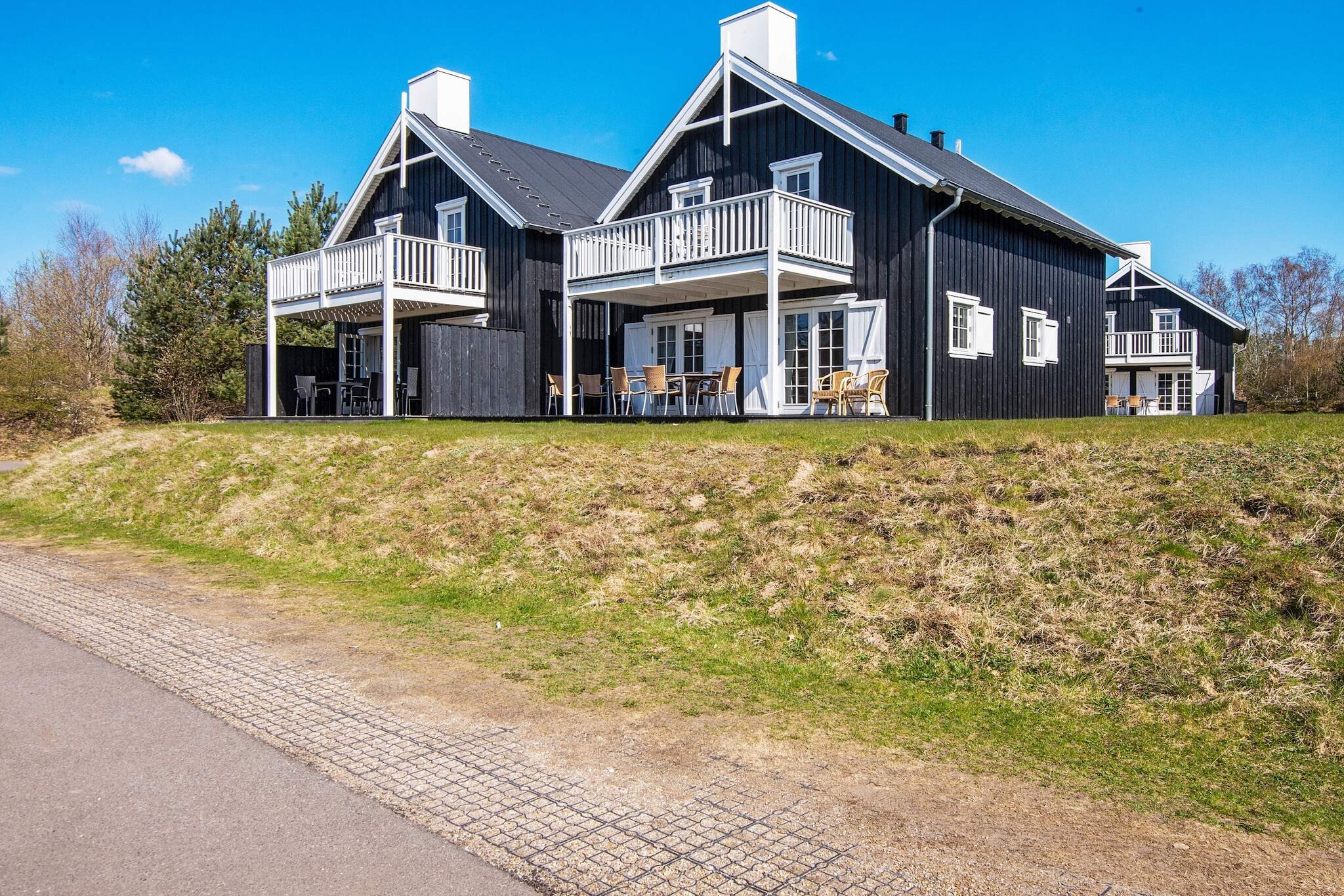 open kitchen(cooker(electric), hood, coffee machine, microwave, dishwasher, fridge-freezer), Living/bed room(TV(cable, german television channels, danish TV channels (DR1 and TV2)), DVD player), bedroom(double bed), bedroom(double bed), bedroom(double bed), bedroom(double bed), bathroom(floor heating)(tumble dryer, bathtub or shower, washbasin, toilet, washing machine), bathroom(floor heating)(bathtub or shower, washbasin, toilet), Bubble bath(indoor, heated, 2 persons), sauna(indoor, heated, 4 persons), heating(electric), terrace, BBQ, swimming pool(shared with other guests, indoor)