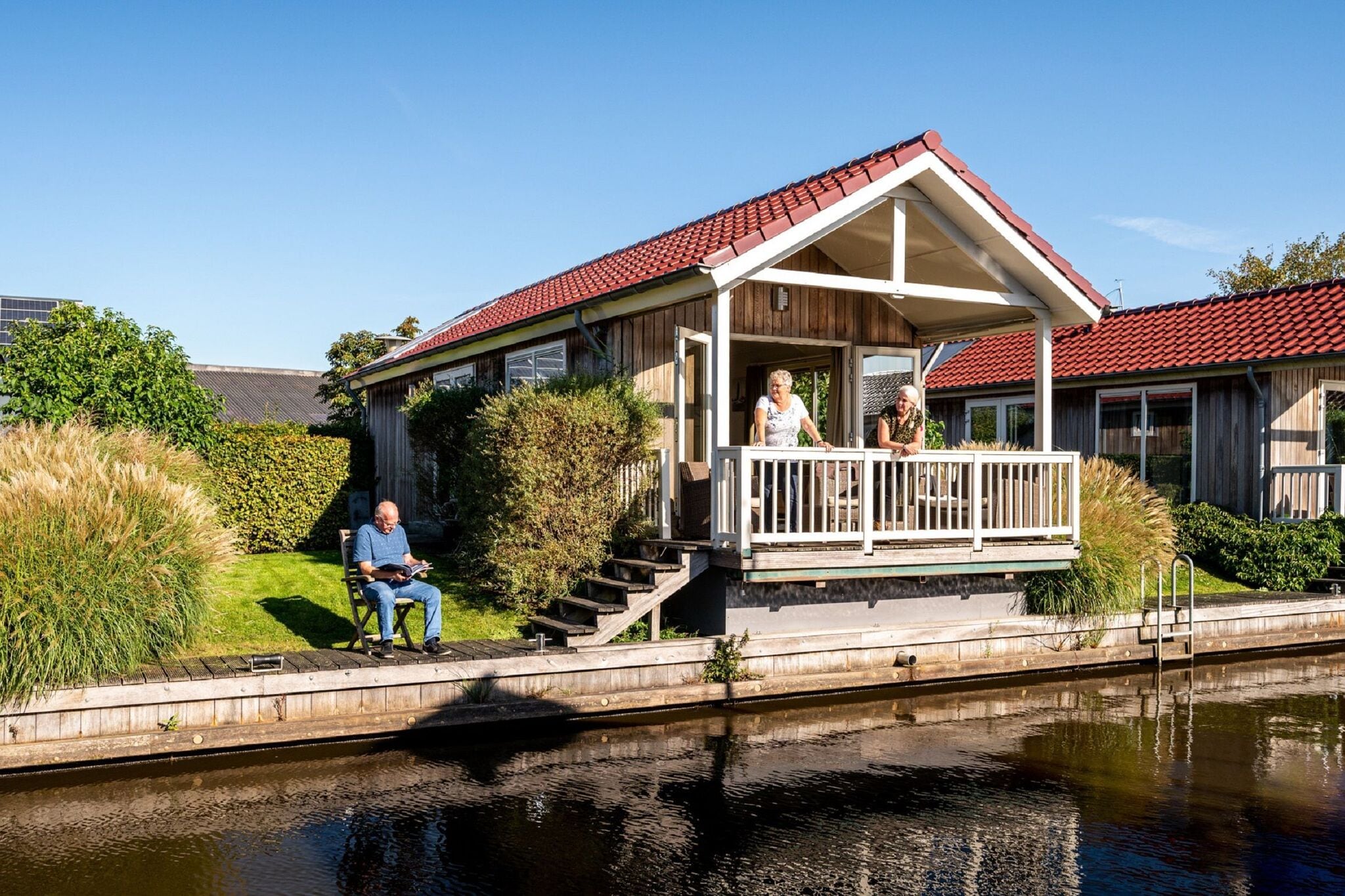 Cozy chalet right on the water in Friesland