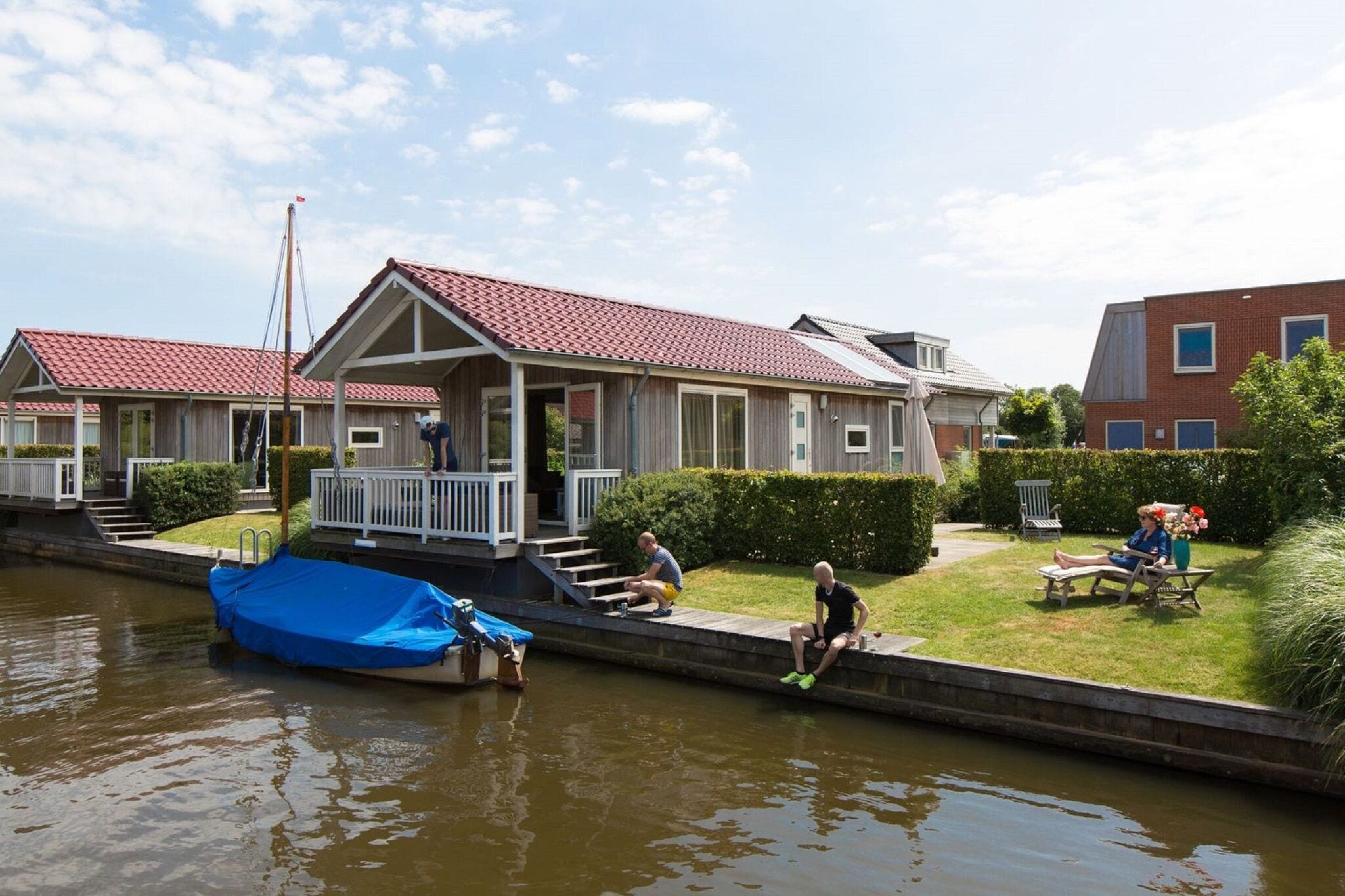 Gemütliches Chalet direkt am Wasser in Friesland