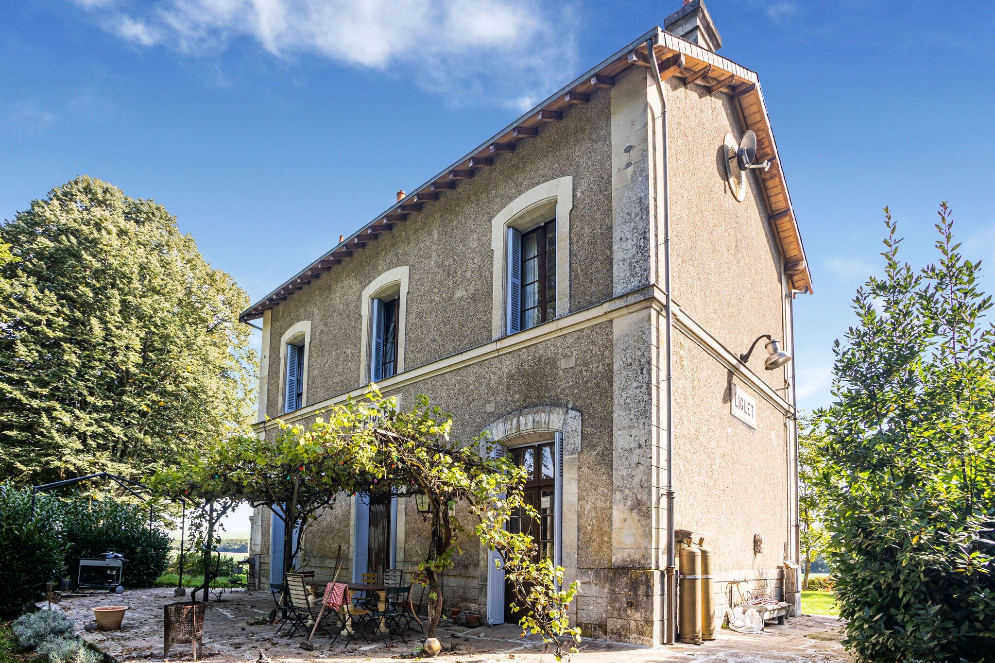 Rustikale Villa in Liglet Frankreich mit Swimmingpool