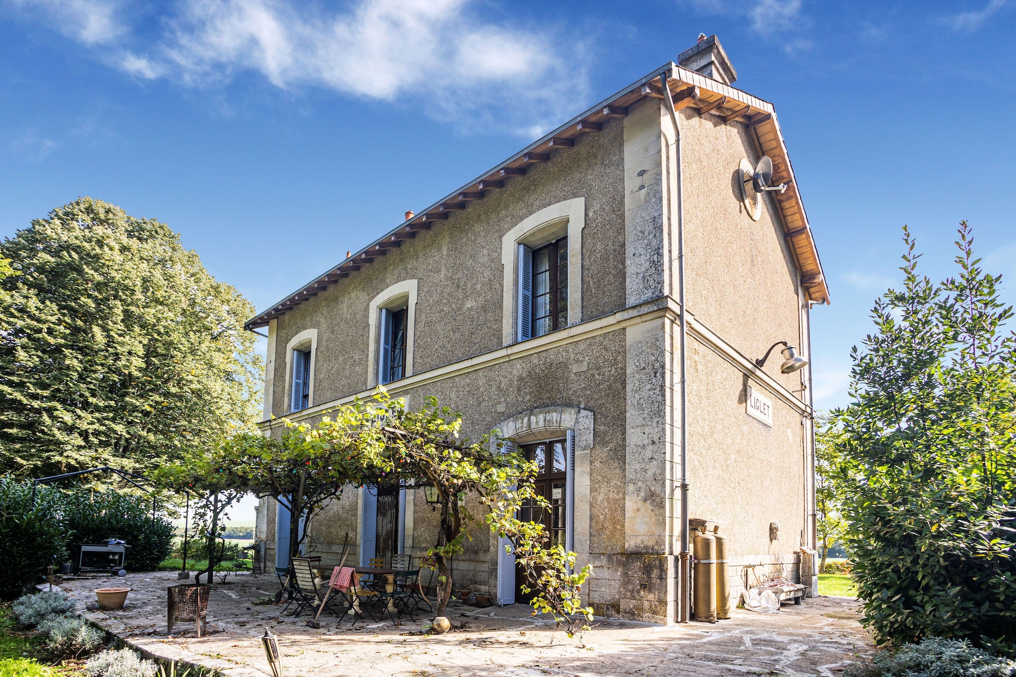 Rustikale Villa in Liglet Frankreich mit Swimmingpool