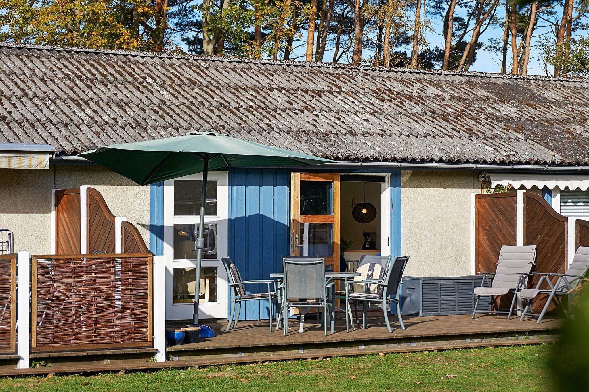 Apartment in a quiet location close to one of Bornholm's best beaches, Dueodde. Shared indoor and outdoor pool as well as children's pool, whirlpool, gym, tennis court, petanque court and playground - ideal for the whole family. Swimming pool 01.04-24.10 and outdoor pool 20.06-29.08. Bright and modern decor. Living room with double bed in alcove and separate double bedroom. Terrace with garden furniture and barbecue. Not for rent to youth groups.