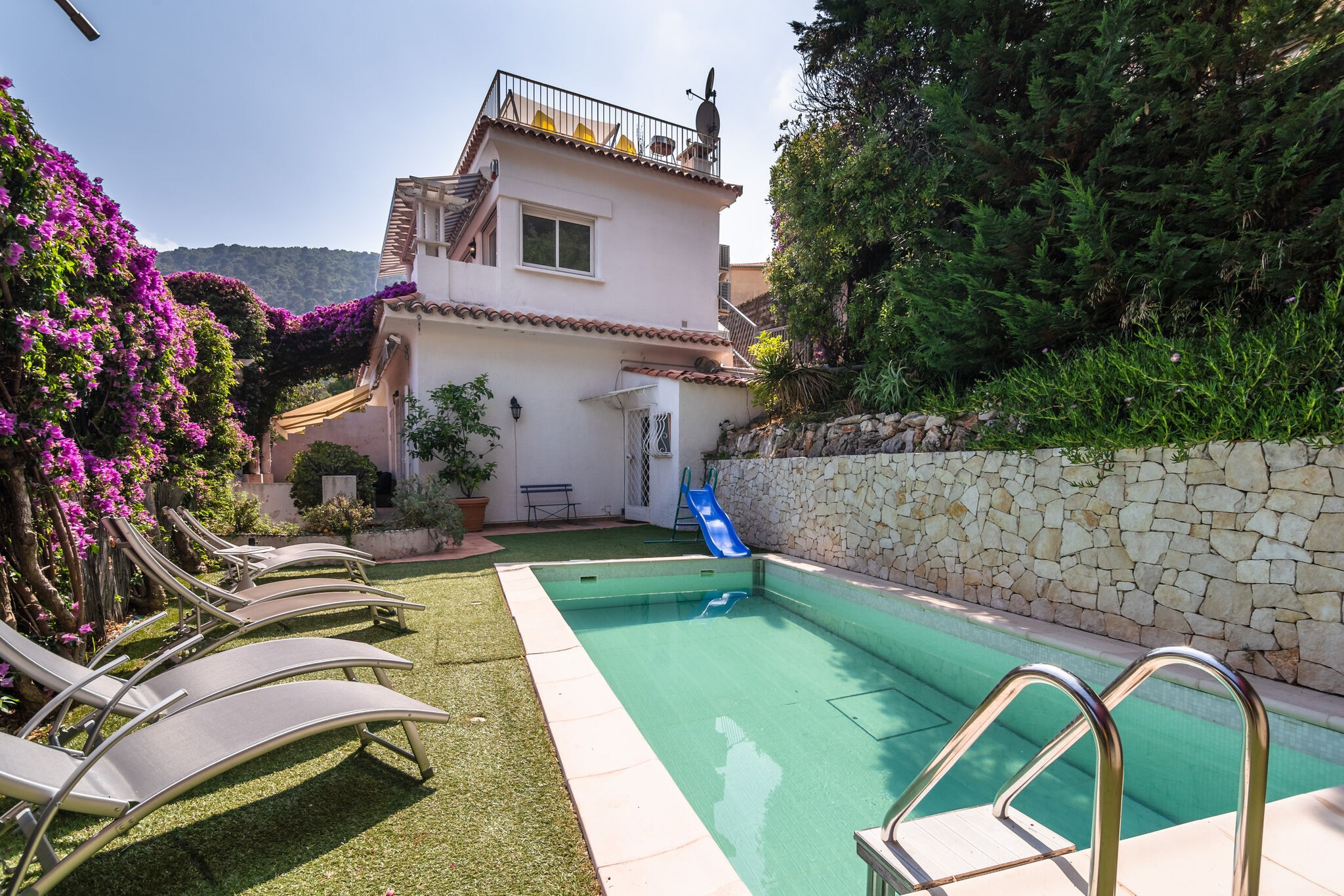 Semi-detached villa with private pool and sublime views, 400 meters from the sea