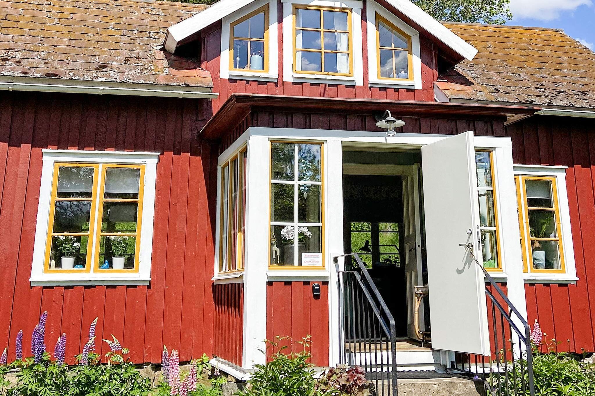 Welcome to a real treat in the idyllic KÃ¤llsjÃ¶, about 1 mile from the GekÃ¥s shopping center in Ullared. This old croft has been carefully renovated over the last 5 years, with the old charm well preserved. Here you will find all the rooms furnished with warmth, care and feeling. The cottage with its farmhouse is located separately and has a spacious plot with several sitting areas, a large lawn and its own barbecue area. A new, beautiful small country fence has been put up around the entire plot. At the nearby lake Barken there is a fine sandy beach, long docks and access to your own boat. The house consists of a well-equipped kitchen with a warming stove. To the right from the entrance is a livingroom with a sofa bed for two people. From the kitchen you enter the bathroom with shower and new washing machine. The second floor is reached via a small, steep staircase with a low ceiling. Up there is a family room and a small bedroom with two single beds. In the annex, right next to the main building itself, there are two bedrooms furnished for accommodation during the summer. On the ground floor there is a bunk bed and on the second floor a bedroom with two single beds Electricity is included and a gas element is available for use should it be required. Adjacent to the apartment, a charming outhouse has been built that can be used in an EMERGENCY. Torpet is 10 km from GekÃ¥s shopping center in Ullared. Nearby there is incredibly beautiful nature with, among other things, Akulla beech forests with many fine hiking trails. Those who play golf are close to several golf courses. The famous seaside resorts of Varberg and Falkenberg are about 40 minutes away by car. Train connection to the big city of Gothenburg is 45 minutes from Varberg.