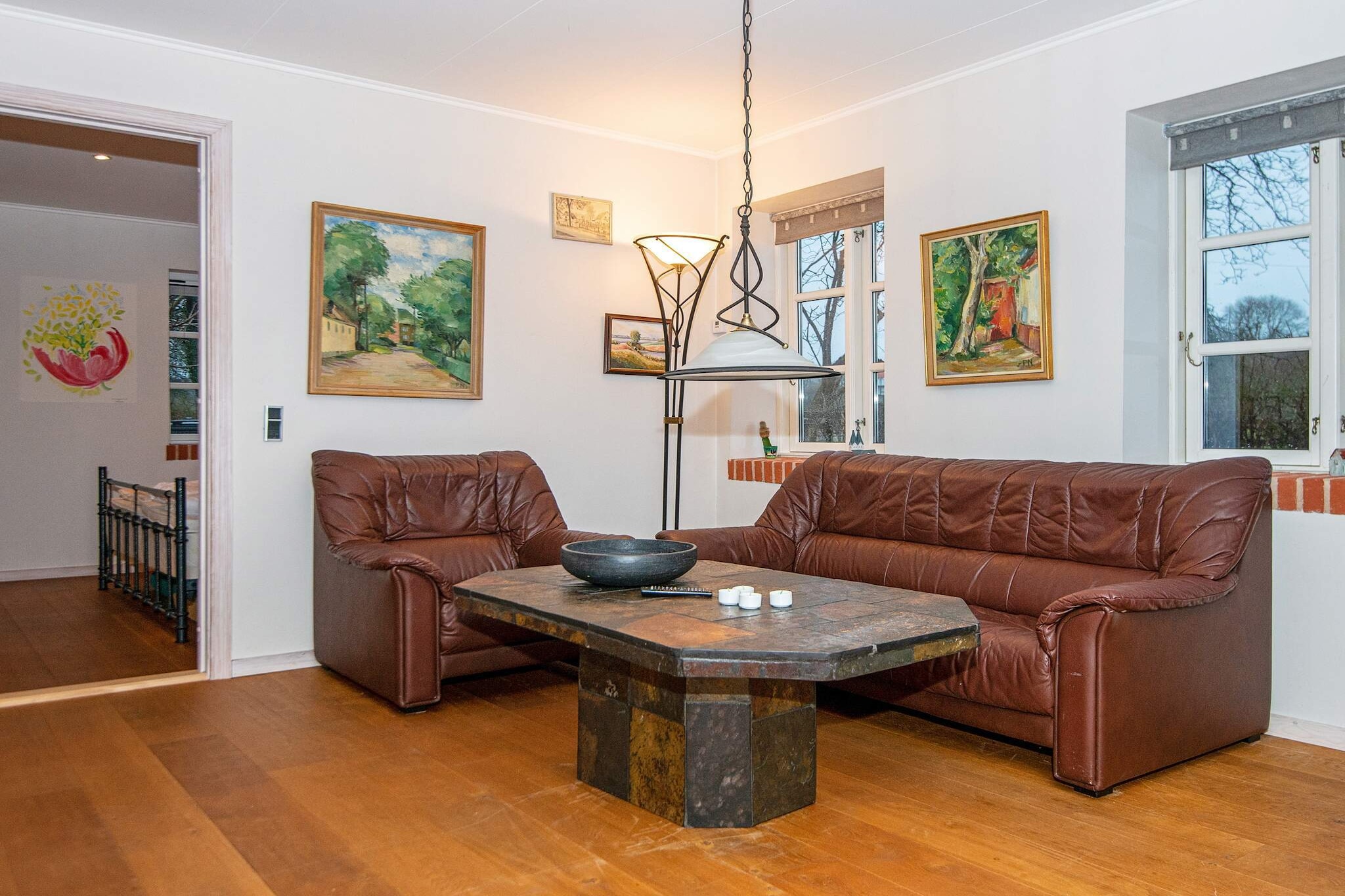 Directly by Flensburg Fjord and close to i.a. The Queen's summer residence in Gråsten you will find this cottage with its own beach in the backyard. Beach with white sand and a garden which is almost a park with its 2451 m2. By the sea, you also have a boat house, which is used as a conservatory. From here you can seek shelter from the sun or use it in the evening and at the same time almost dip your toes in the water of the Fjord. Light the fire pit and follow life on the water and also enjoy the view of Germany. The cottage has very good space and a view of the water from the large window from the dining table in the large kitchen-dining room. There are three highchairs for the youngest members of the family. There are two bathrooms, large kitchen-living room and large bedrooms. For the children and the childish souls, football goals and a swing set await. For the little ones, there is also a sandbox, it is quite large, namely the beach which is right in the backyard.