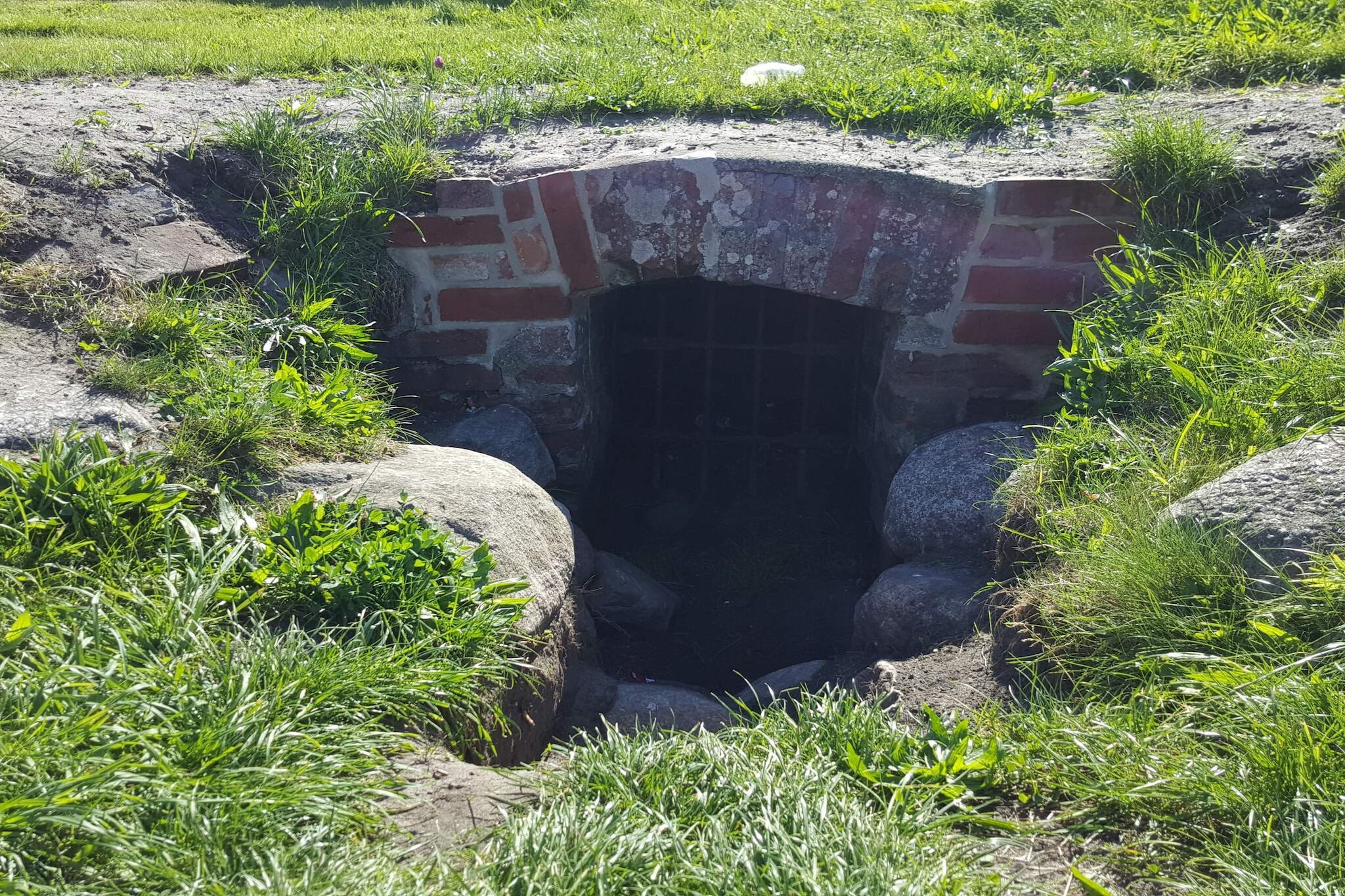 Internet Access DSL, open kitchen(cooker(electric), hood, coffee machine, microwave, dishwasher, fridge, freezer(100-139L)), Living/bed room(TV(cable), radio, high chair), bedroom(double bed, cot), bedroom(double bed, 2x bunk bed), bathroom(floor heating)(tumble dryer, bathtub or shower, washbasin, toilet, washing machine), bathroom(bathtub or shower, washbasin, toilet), terrace, terrace(roofed), garden, BBQ, play equipment, football goal, fish cleaning table