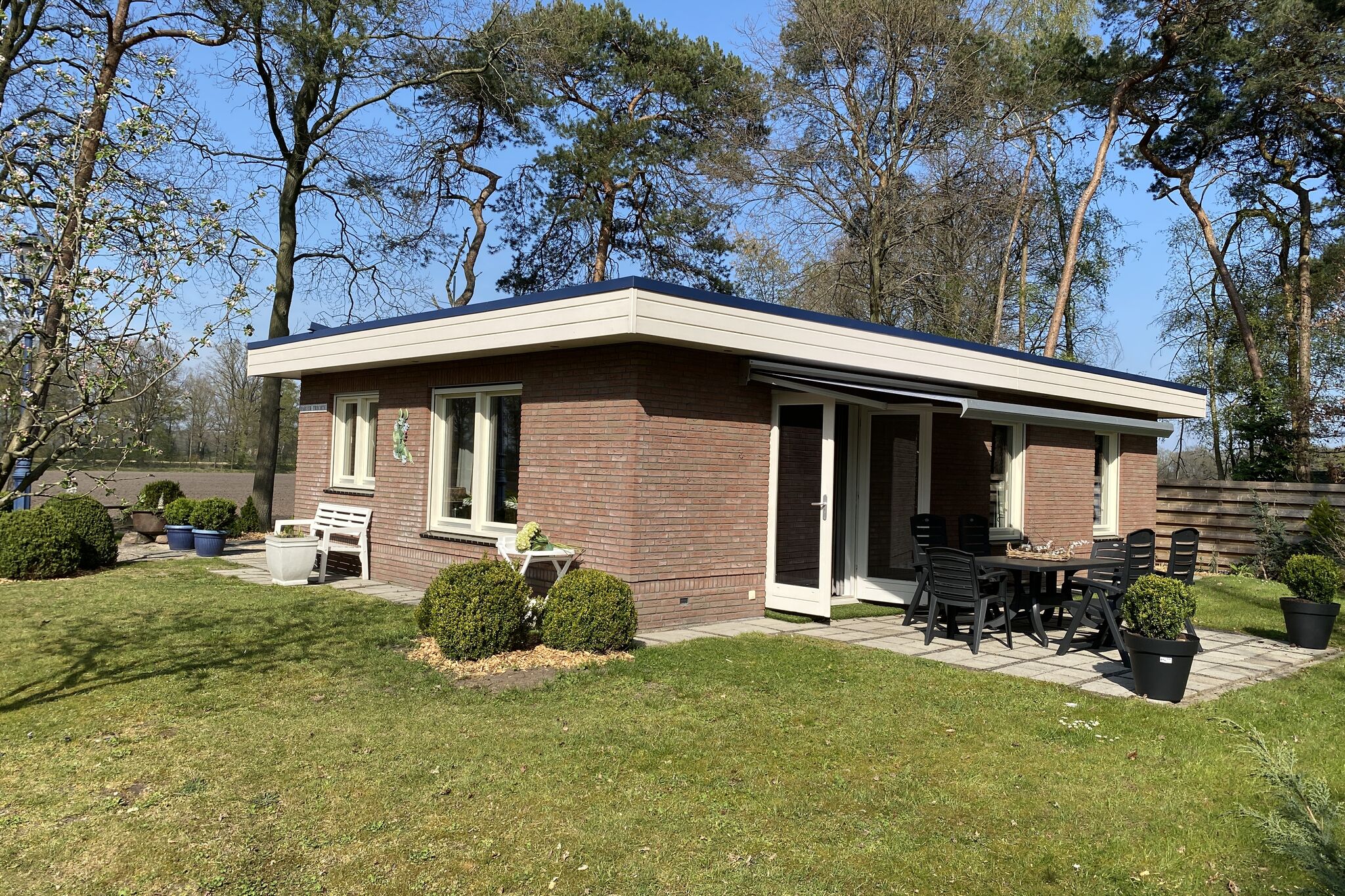 Vrijstaande bungalow met bubbelbad en zonnige serre, gelegen in de vrije natuur