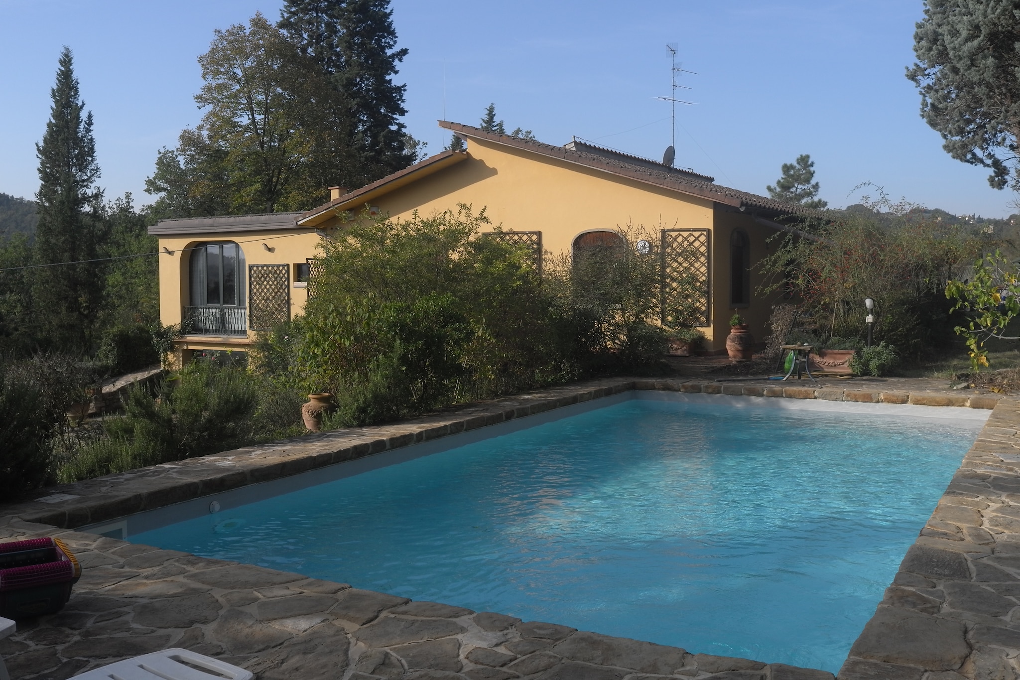 An optional utilities and service fee of EUR 75,00 will be charged before your arrival. Details are given below.<br> Located in Florence, this 1-bedroom holiday home can host 2 guests and is ideal for a couple stay. It has a shared swimming pool and fenced garden. For sightseeing the cities of Florence (only 11km away), Pisa (100km) or Chianti until Siena (60km) are nearby. There are several Chianti Classico cellars for wine tasting. There is a street market in the town of Greve in Chianti, San Casciano, and Tavarnuzze. Golf lovers can head to "L'Ugolino" (11 km), the most ancient golf course in Florence. Sitting room and open kitchen offer comfortable space to gather and relax indoors. The house is air conditioned and comfortable with double bed. You have a garden with furniture to enjoy the beautiful flowers and wild animals while munching on the barbecue. Check-in is between 4-6 pm and check-out is between 8-10 am. <br><b> Optional Utilities & Service Package </b><br><b> An optional utilities and service package of EUR 75,00 </b> can be selected prior to your arrival. You will receive a separate communication with the payment link should you wish to include it.<br>This package ensures a seamless stay and conveniently covers services such as final cleaning, utility consumption, service support, and protection against minor damages or incidental costs during your stay.<br>Guests who prefer may manage these services independently, provided the property is returned in good order at check-out.