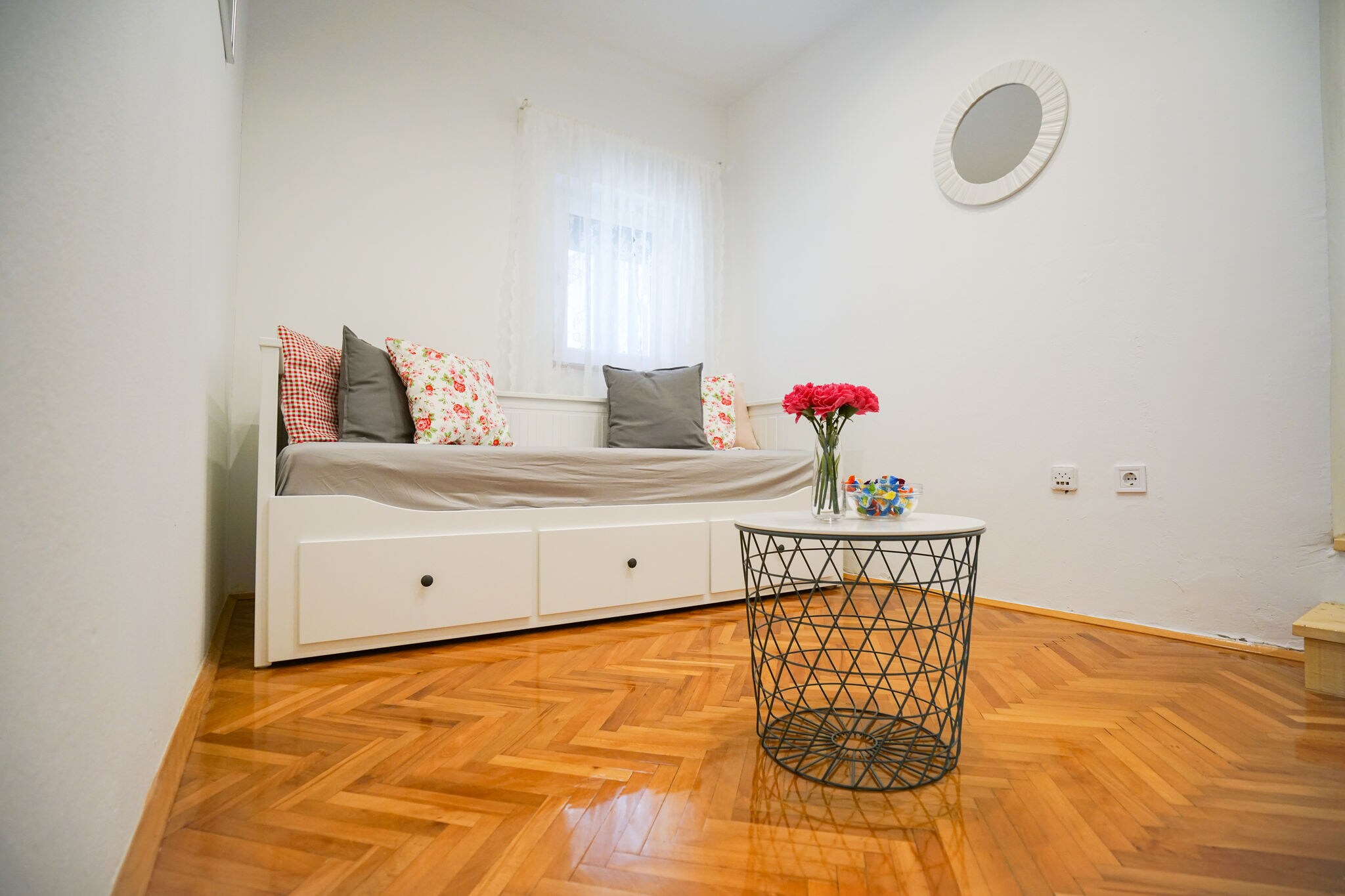 Modern, licht appartement met eigen terras, 2, 5km vanaf de oude stad Zadar