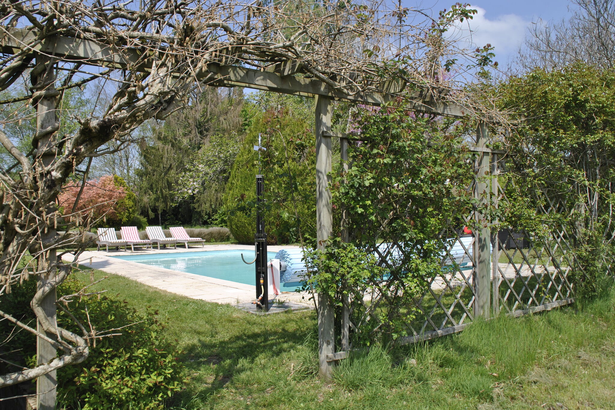 Prachtig herenhuis in Charrin met privézwembad