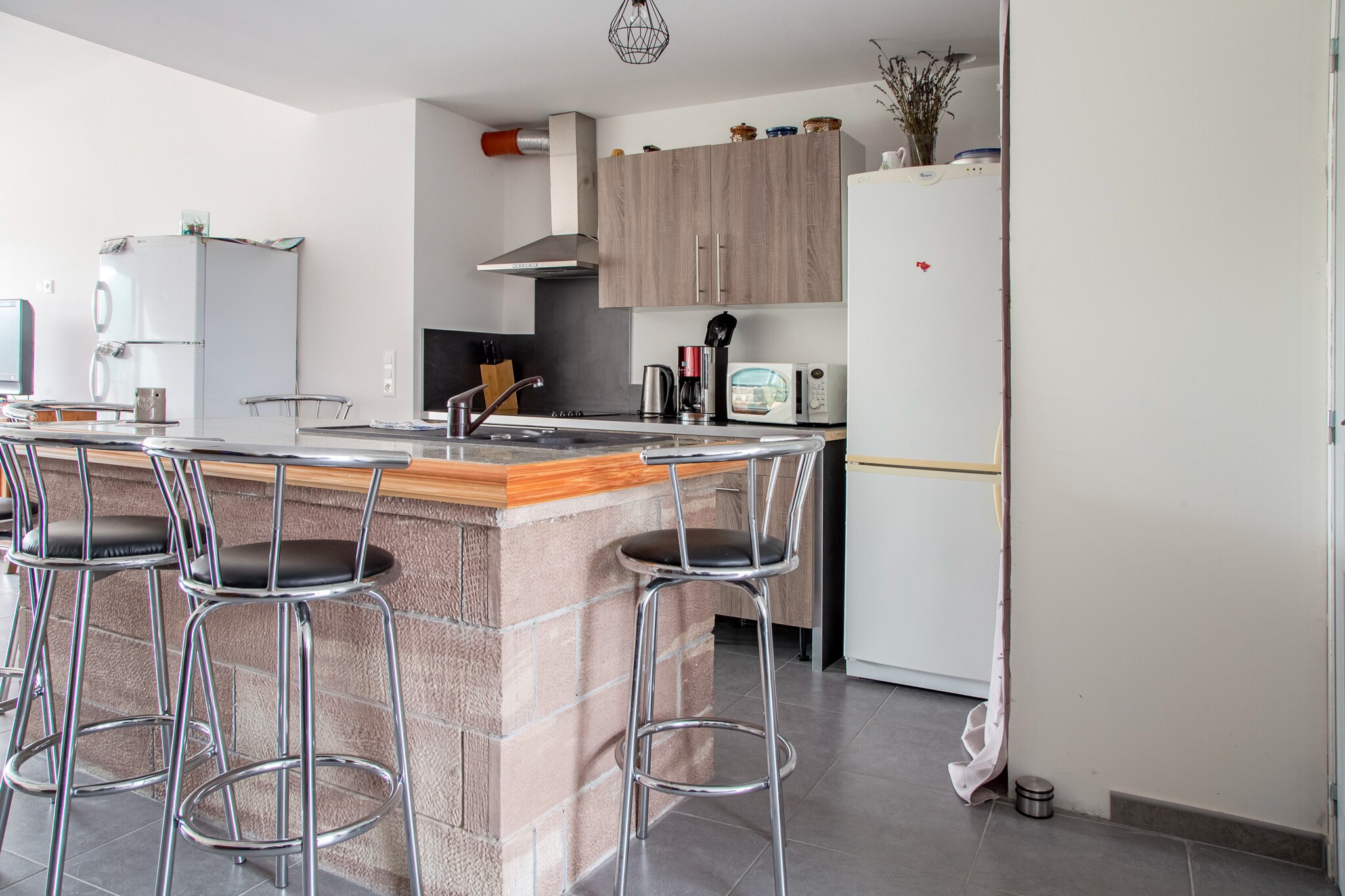 Ground floor: (Kitchen(cooker(4 ring stoves, ceramic), oven, microwave, dishwasher, fridge-freezer), Living/diningroom(TV, dining table, seating area), bathroom(shower, washbasin, washing machine), toilet)\n\nOn the 1st floor: (bedroom(double bed(140 x 200 cm)), bedroom(2x single bed(90 x 200 cm)), bathroom(shower, washbasin, toilet), mezzanine(double sofa bed))\n\nOn the 2nd floor: (bedroom(single bed(90 x 200 cm), double bed(140 x 200 cm), double loft bed(140 x 200 cm)))\n\ngarden, garden furniture, sun loungers, BBQ, play equipment(shared with other guests)