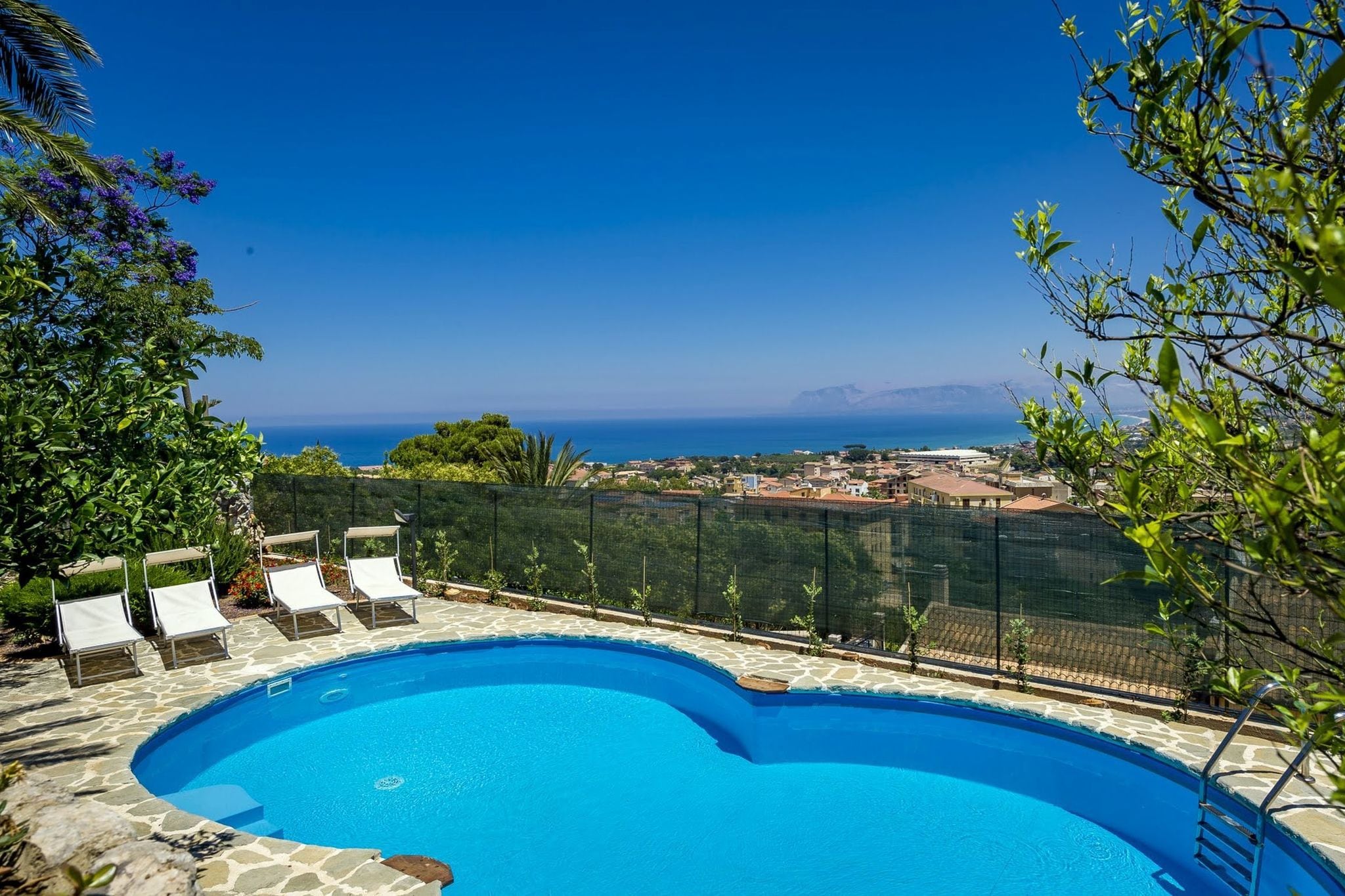 Spacious apartment with communal pool just 3km from the sea!