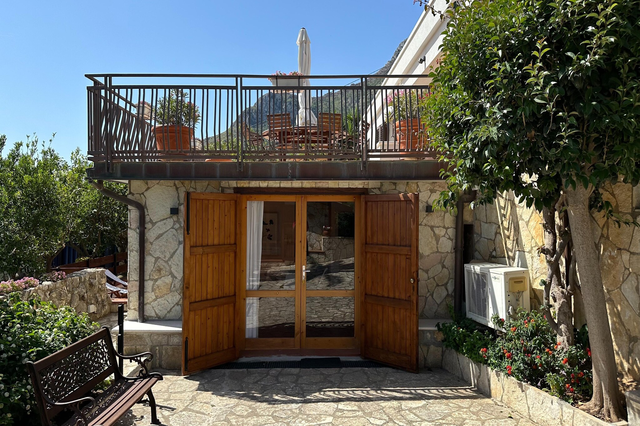 On the 1st floor: (open kitchen(hob, electric kettle, toaster, oven, microwave, fridge-freezer), Living/diningroom(TV(satellite), air conditioning), bedroom(double bed, air conditioning), bedroom(single bed), bathroom(shower, washbasin, toilet, bidet, hairdryer), single sofa bed, heating, terrace, garden furniture, children\'s bed, high chair, iron)\n\ncoffee machine, shower(shared with other guests, outside), patio, garden(shared with other guests), garden furniture, sun loungers, BBQ(shared with other guests), parking, parasol, swimming pool(shared with other guests, 10 x  4 m., opened from May upto and including Sep)