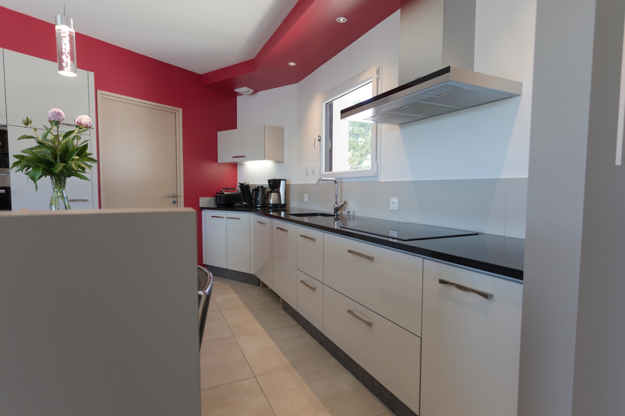 Ground floor: (hallway, Living room(TV(flatscreen, satellite, smart TV, international television channels), dining table, seating area), open kitchen(hob, hob(3 ring stoves), electric kettle, toaster, hood, coffee machine, oven, grill, microwave, dishwasher, fridge-freezer), bedroom(double bed(160 x 200 cm)), bedroom(double bed(160 x 200 cm)), bedroom(double bed or 2 single beds(90 x 200 cm)), bathroom(bath tub, shower, washbasin), bathroom(shower, washbasin, toilet), toilet, pantry(freezer, tumble dryer, washing machine, ironing board, iron), outdoor kitchen, air conditioning, roof terrace, sun loungers, swimming pool(private, 9 x 4 m.), lounge set)\n\ncot, garden doors, garden(private, fenced, illuminated, 1800 m2), garden furniture, swimming pool(private, cover, 8 x 4 m.), high chair, plancha grill