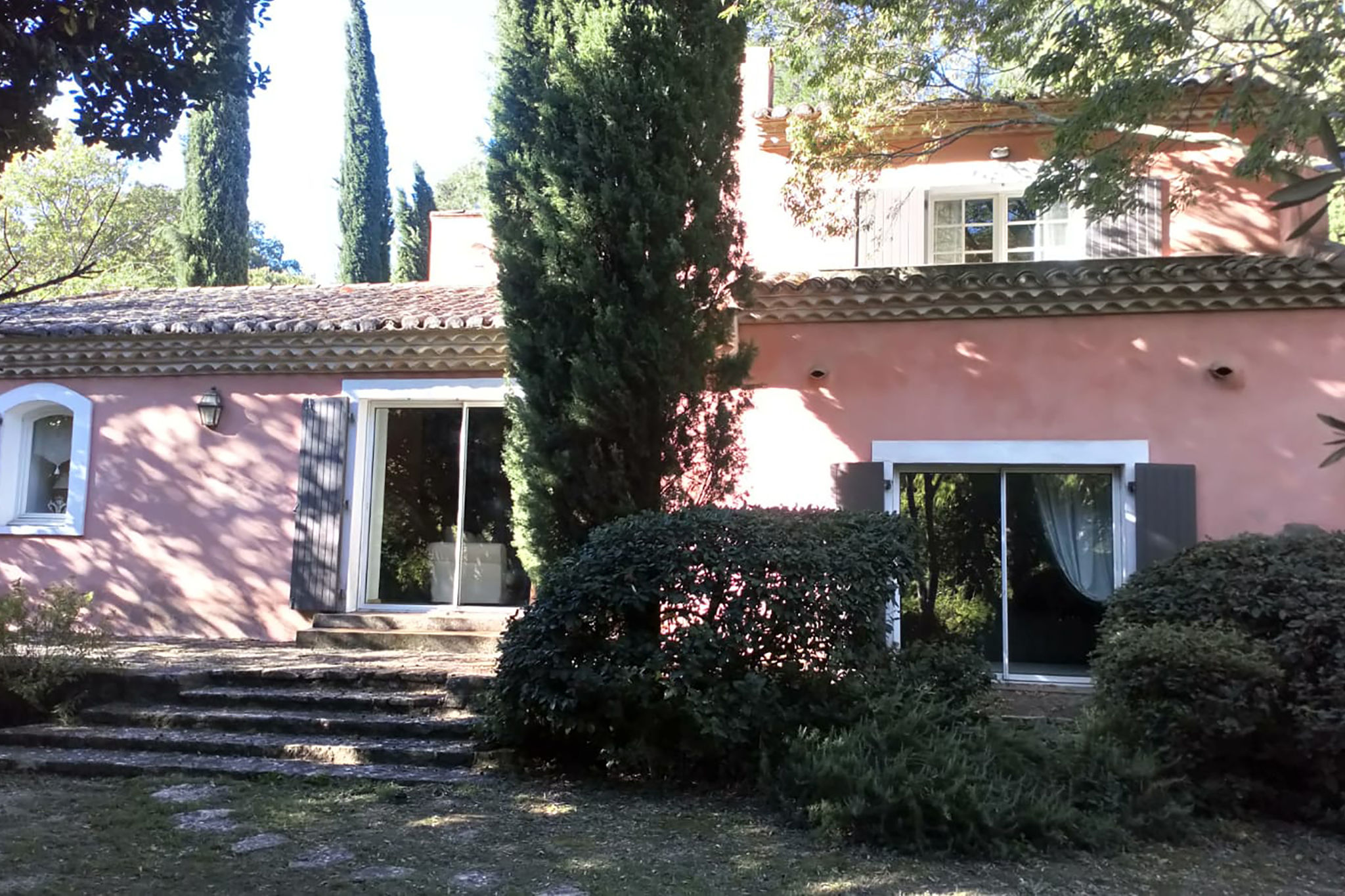 Karakteristieke villa met privézwembad dichtbij centrum Nîmes
