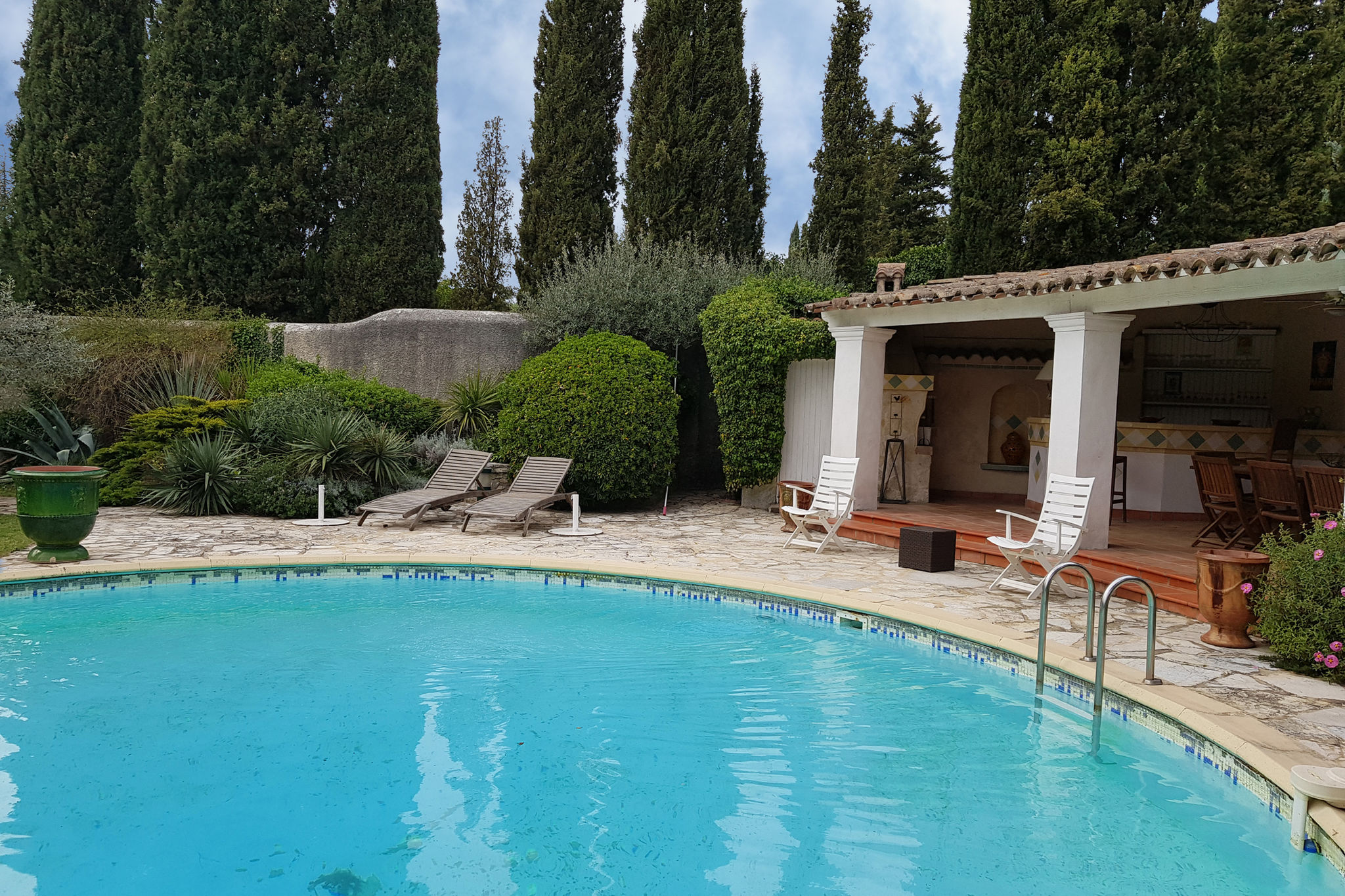 Characteristic villa with private swimming pool close to the center of Nimes