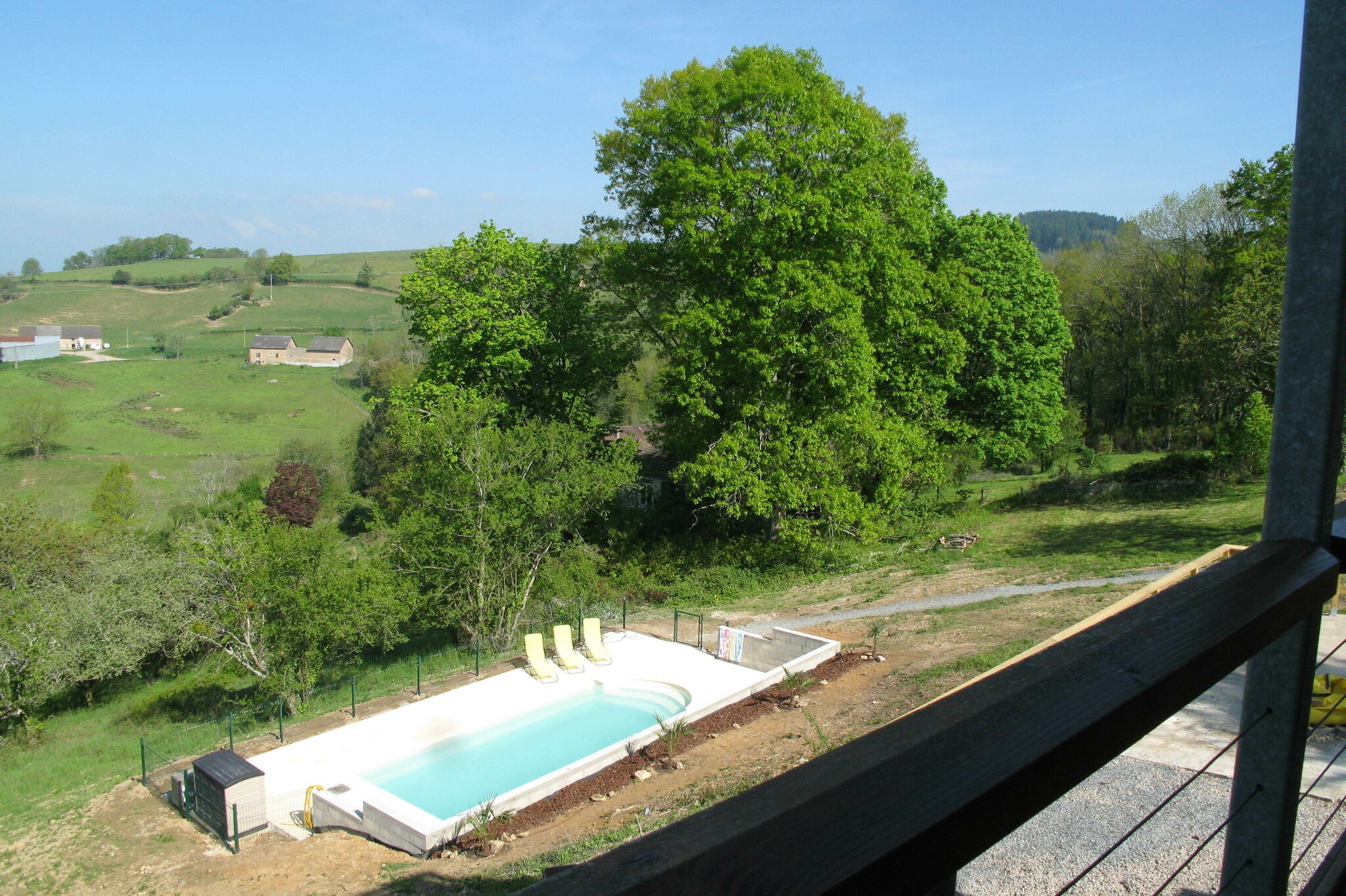 Moderne vakantiewoning met weids uitzicht  en gedeeld  (verwarmd) zwembad