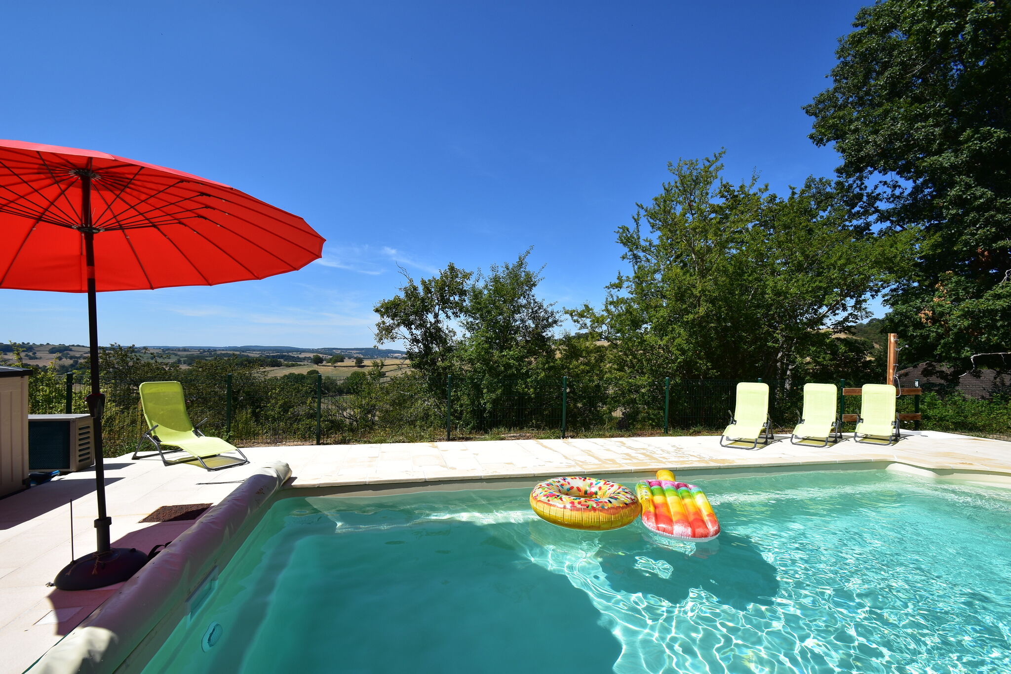 Hochmoderne Villa mit beheizbarem Schwimmbad in Cuzy