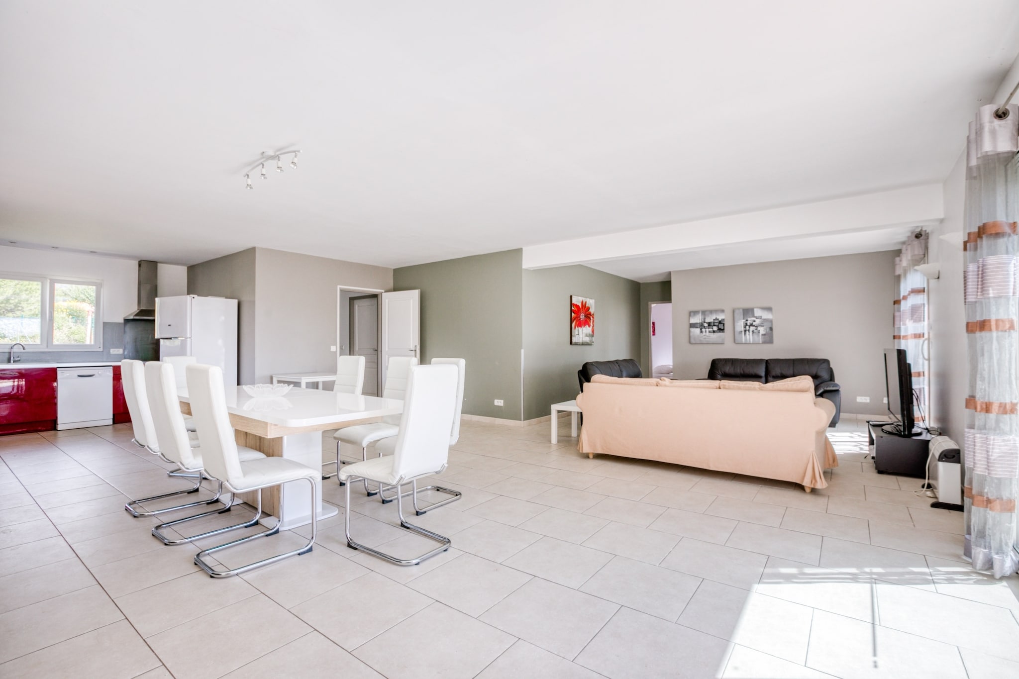 Spacious villa with pool in Le Canet