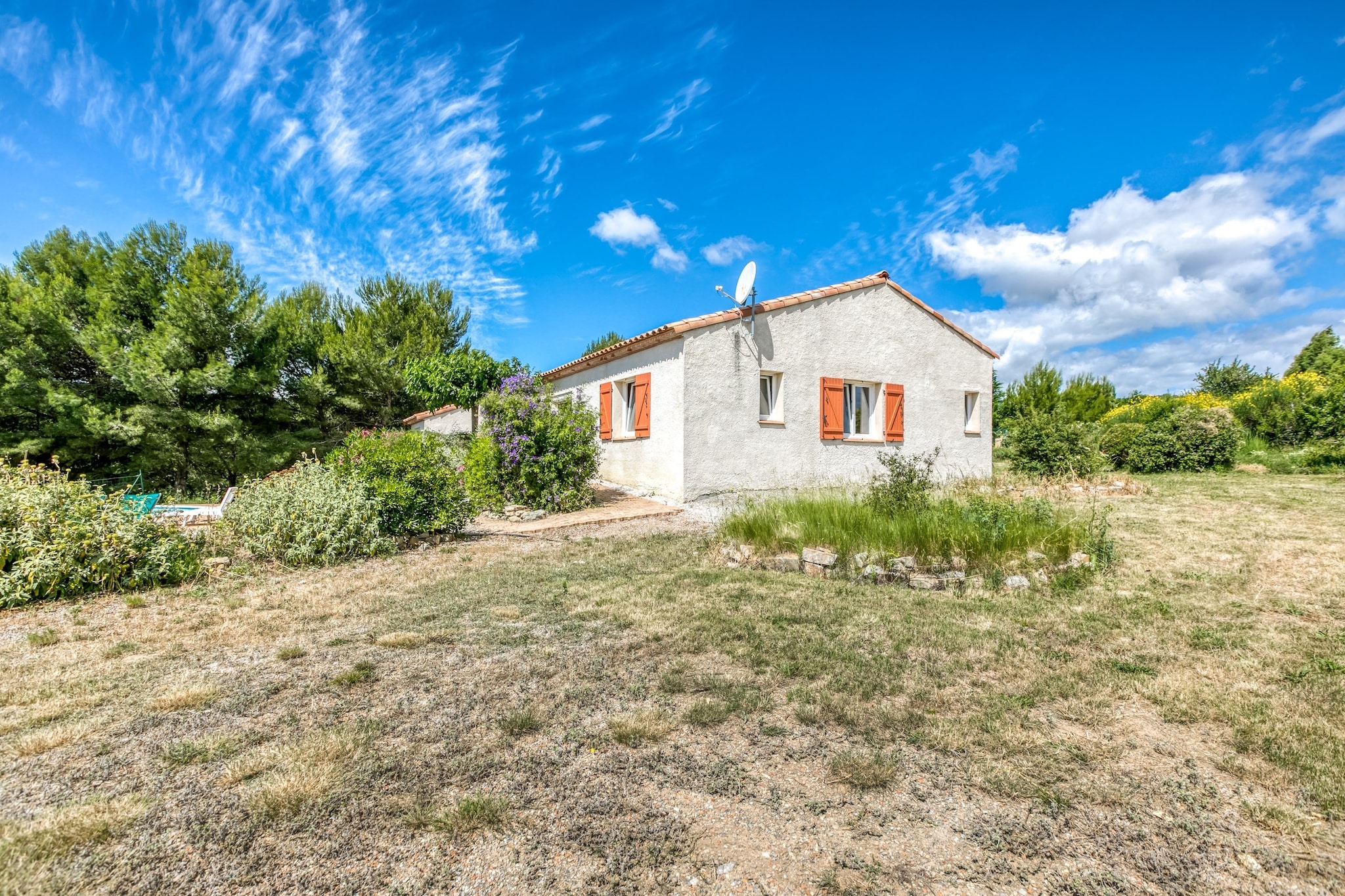 Spacious villa with pool in Le Canet