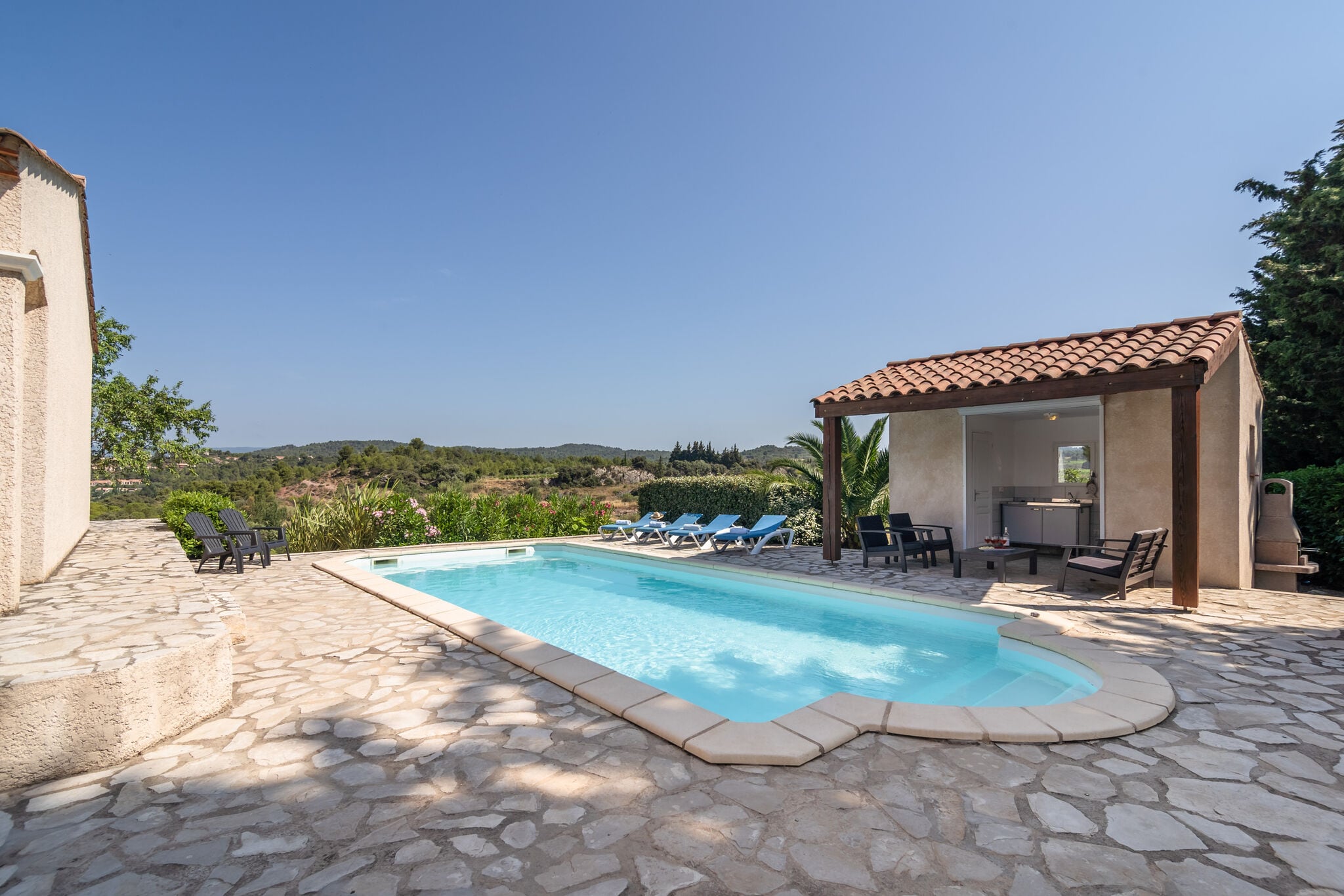 Villa luxueuse à Oupia avec piscine privée