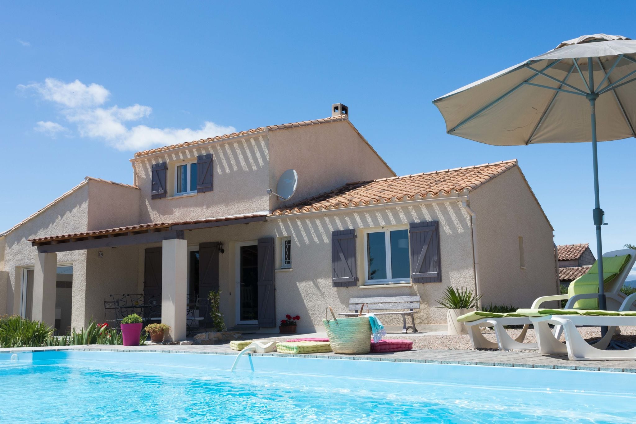Villa spacieuse avec piscine privée entourée de vignes