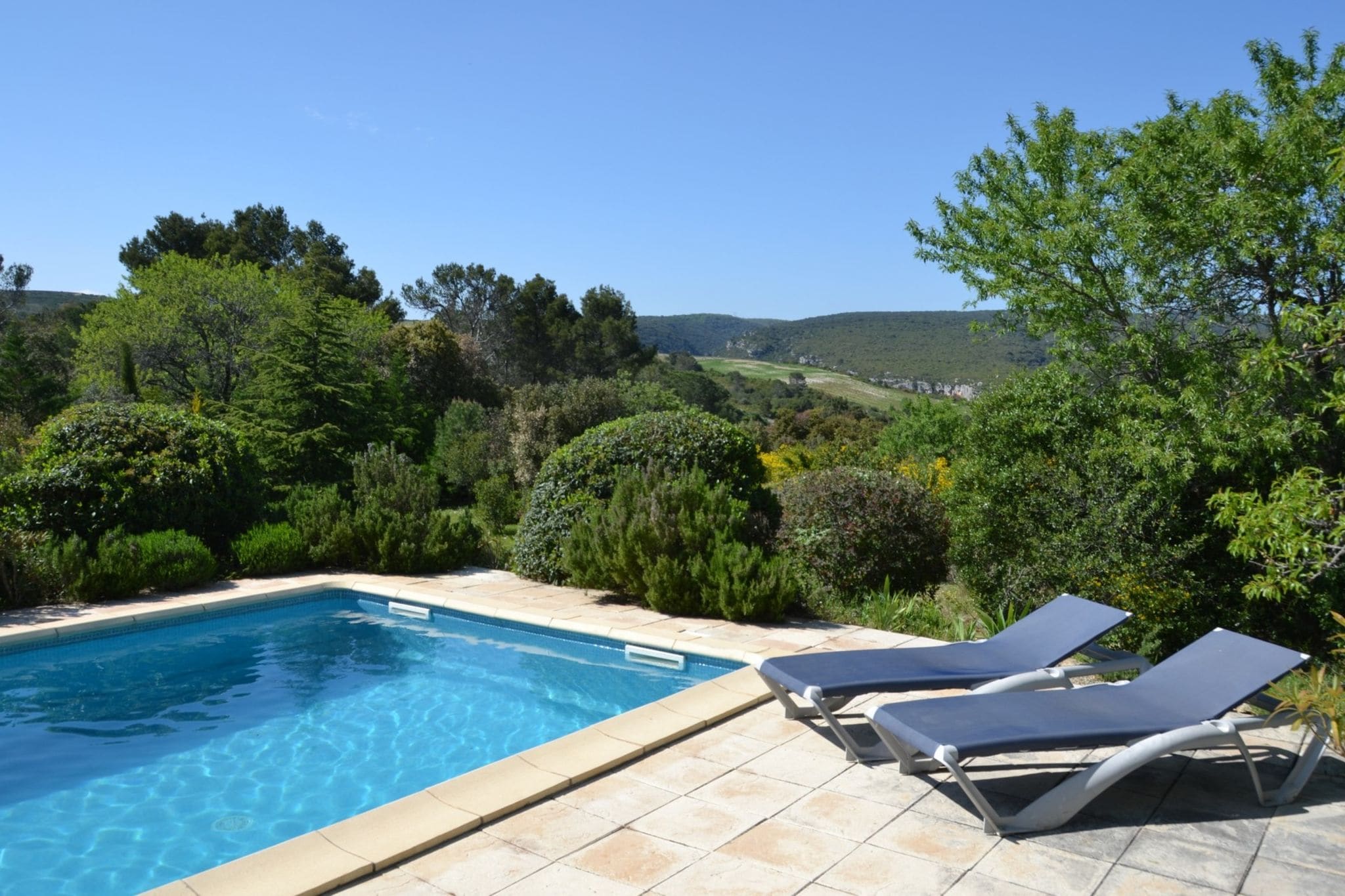 Villa moderne avec piscine privée située à Cesseras