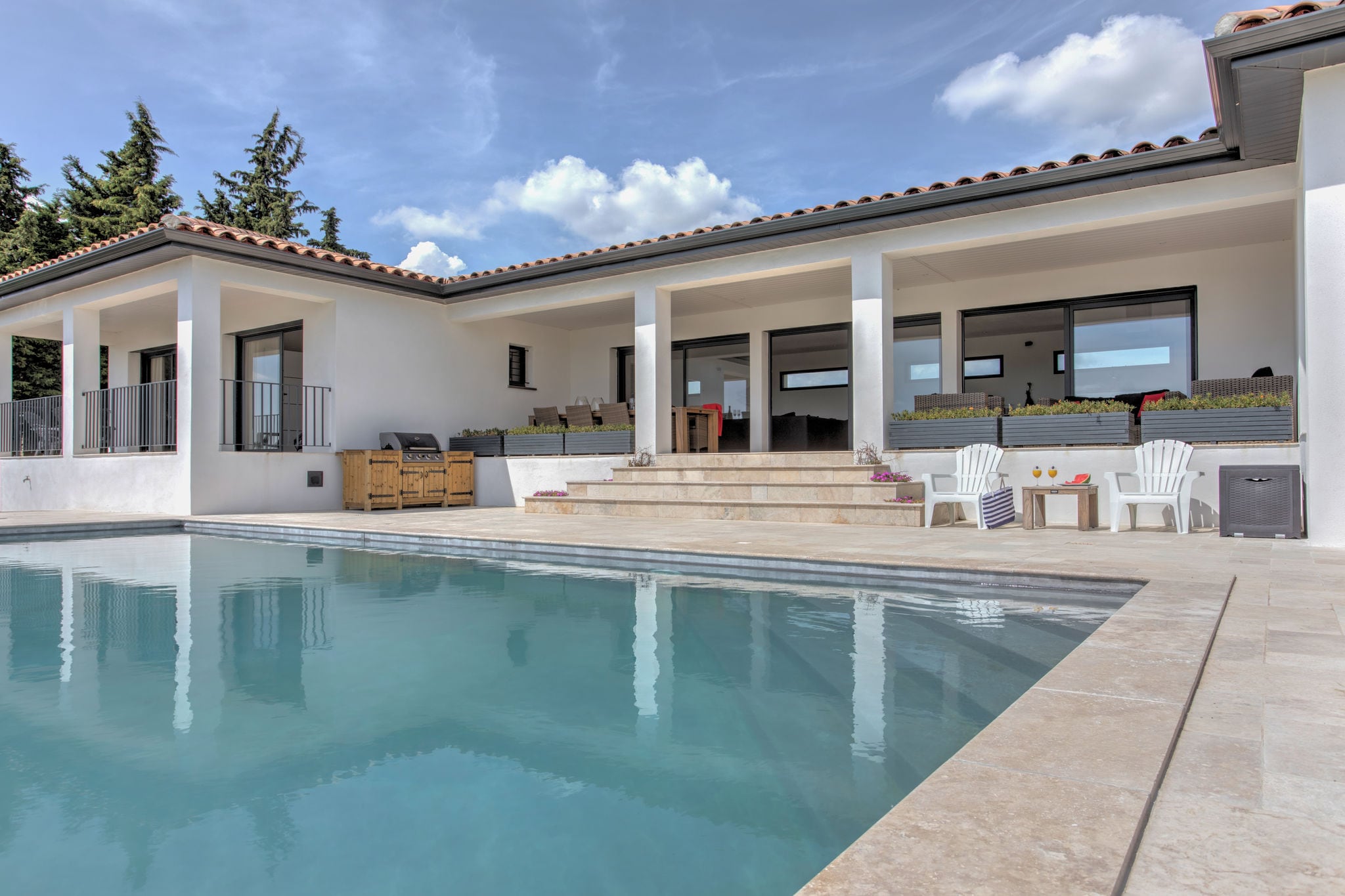 Moderne villa in Azille met een privézwembad en bubbelbad