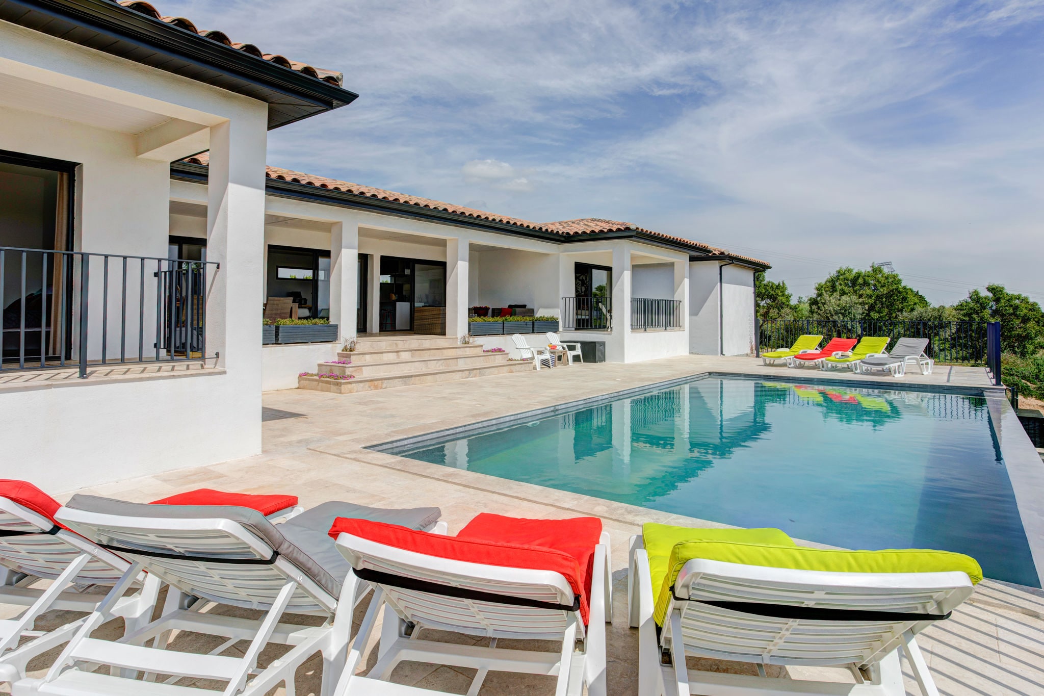 Villa moderne avec piscine privée et jacuzzi située à Azille