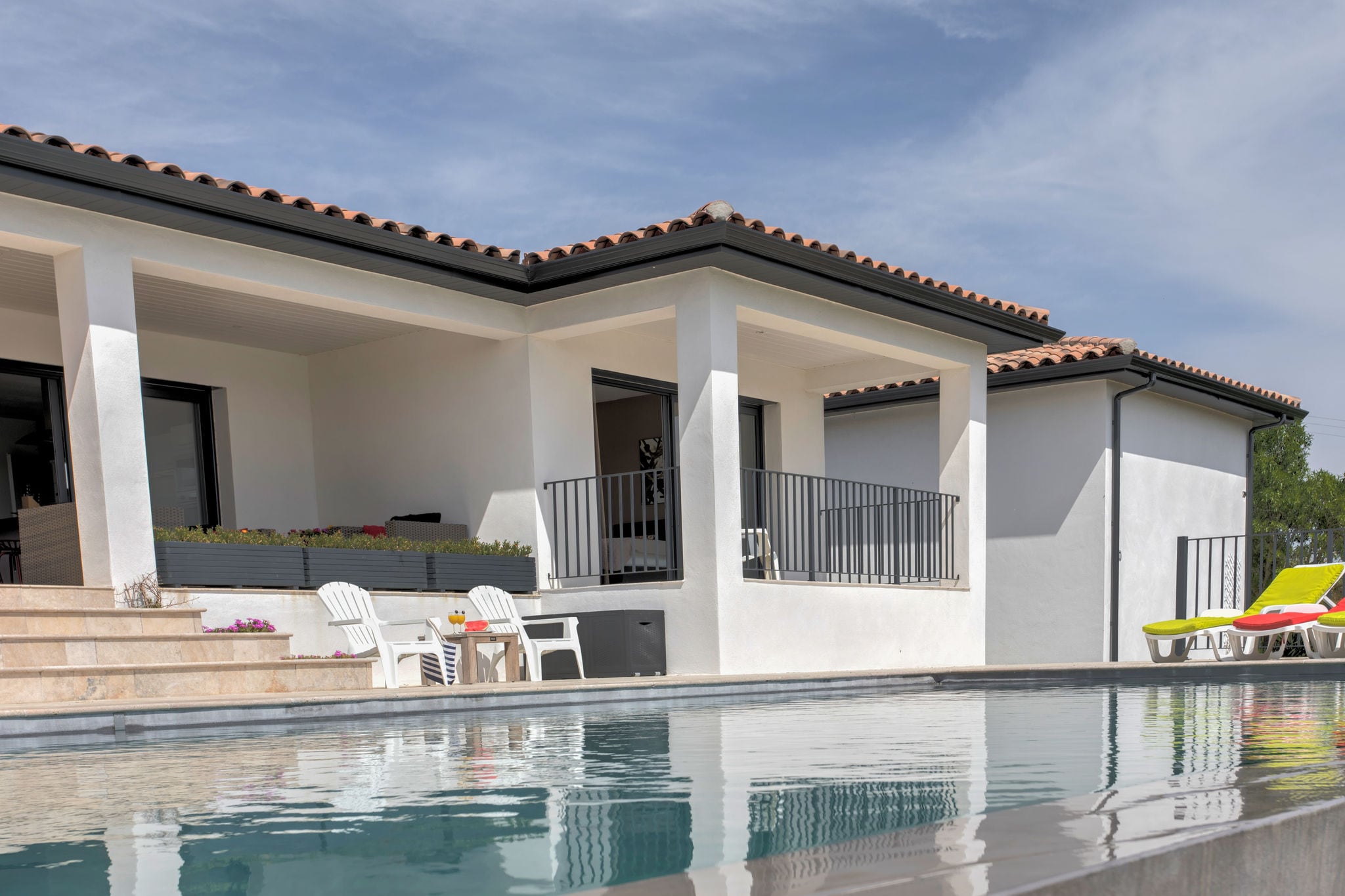Moderne villa in Azille met een privézwembad en bubbelbad
