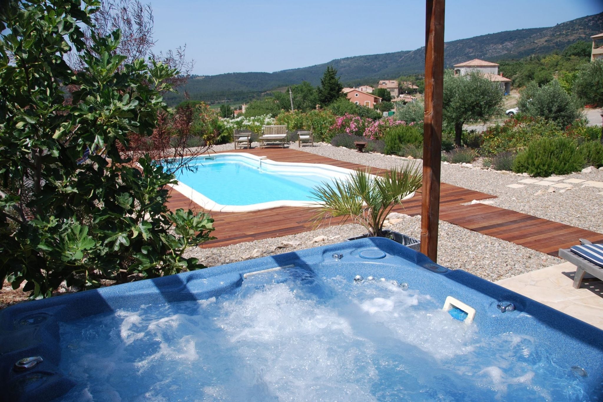 Spacious villa with private swimming pool and bubble bath
