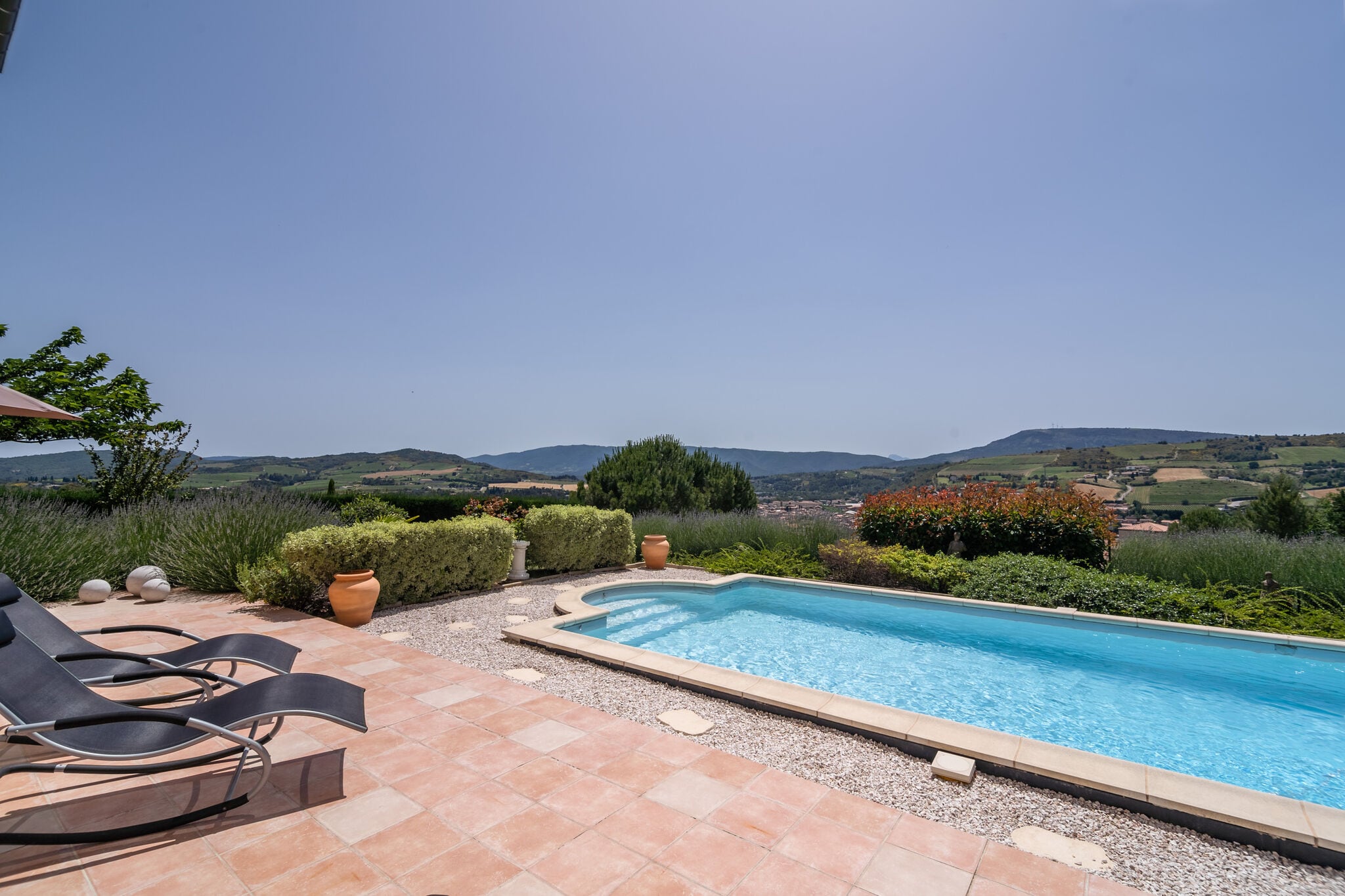 Villa spacieuse avec piscine et jardin privés
